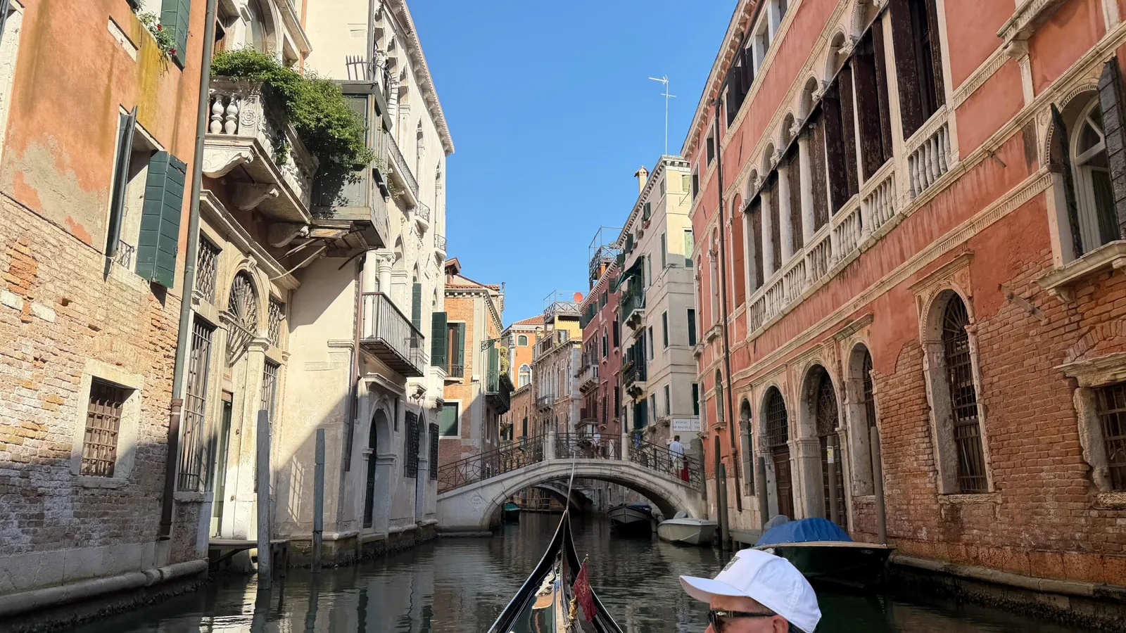 Kanal in Venedig aus einer Gondel gesehen