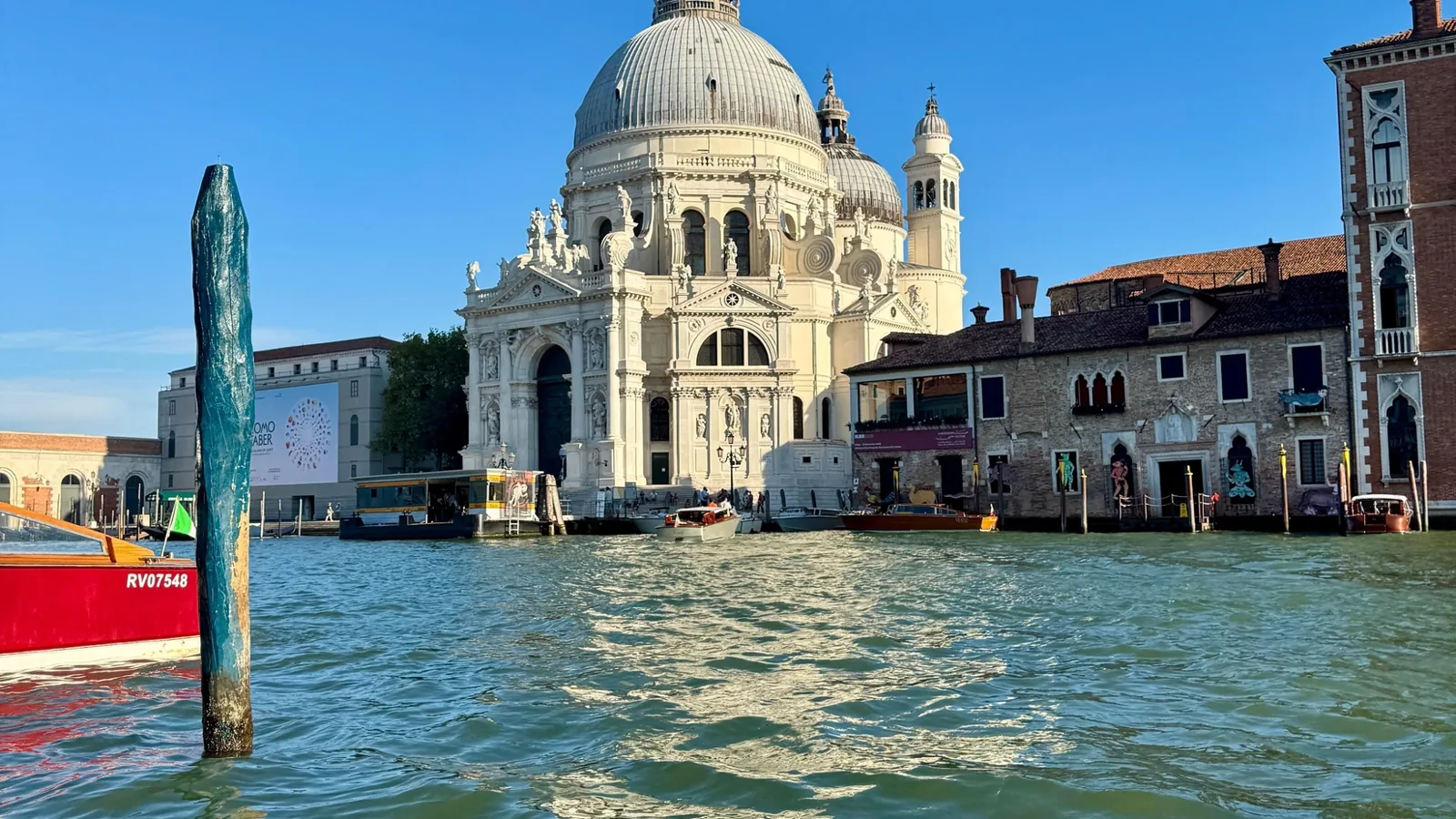Basílica de Santa Maria della Salute y agua del Gran Canal en un día despejado