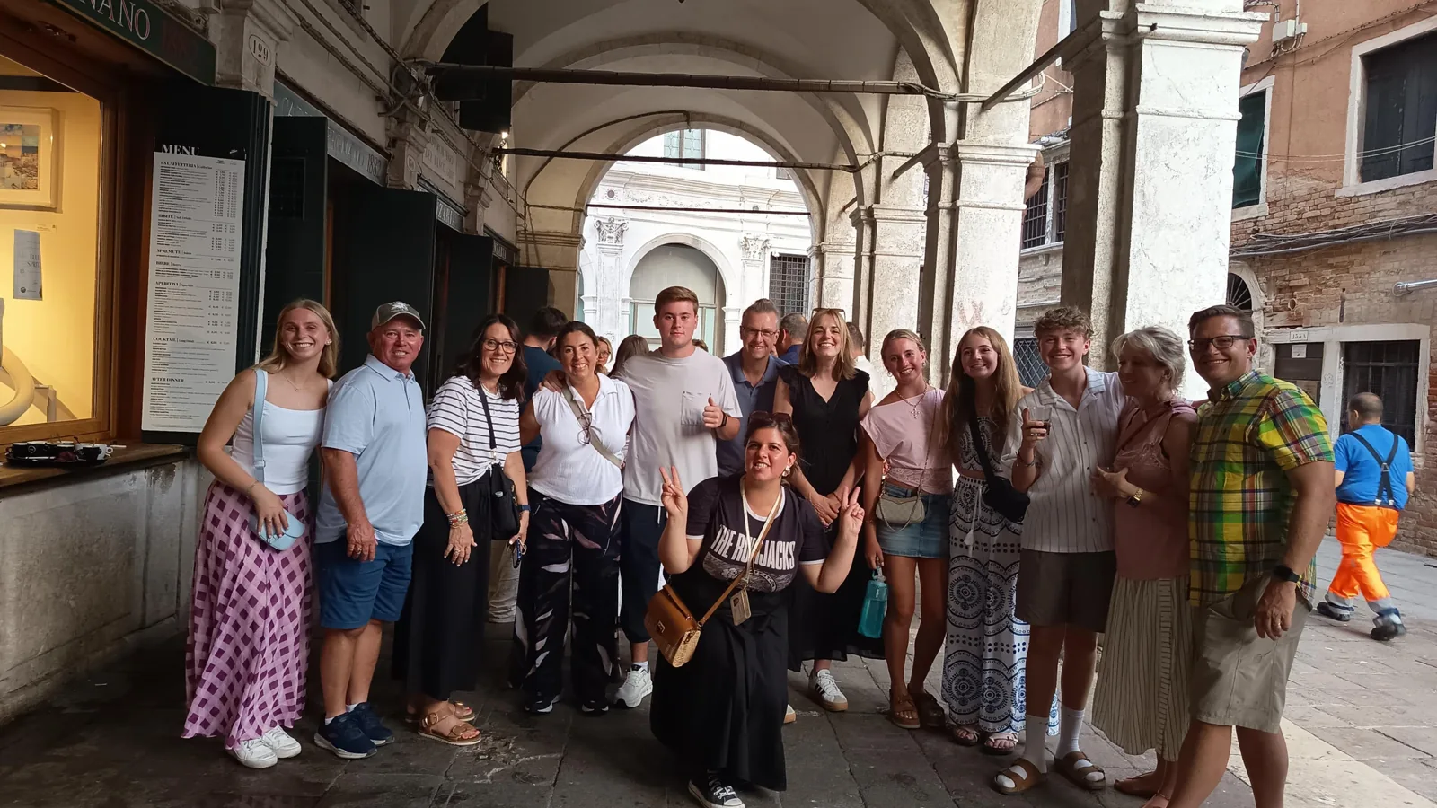 Afluencia: visitantes bajo los soportales