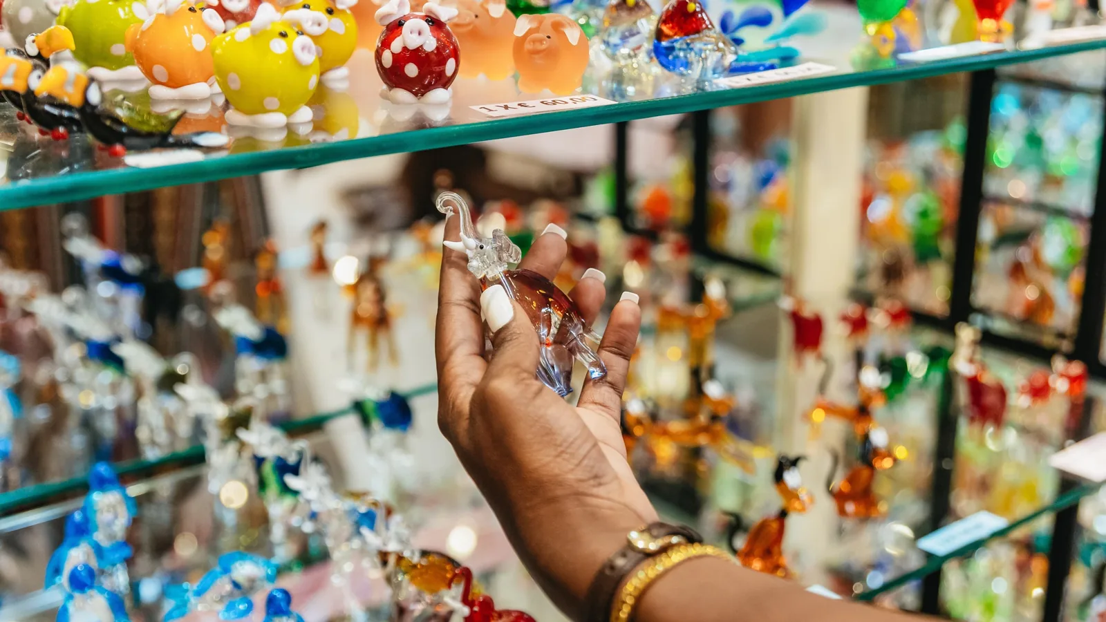 Figuras de vidrio en un expositor