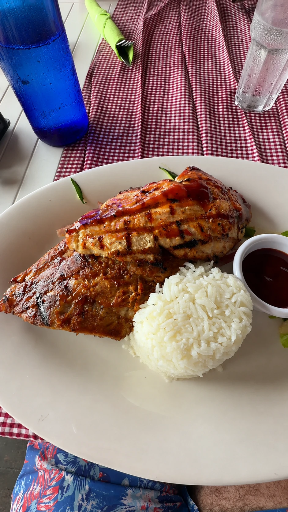 Assiette de poisson grillé avec du riz au The West Deck