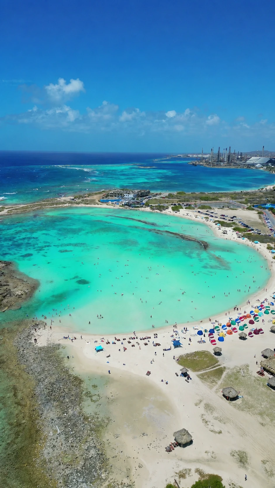 Vue aérienne réelle de la côte turquoise d’Aruba
