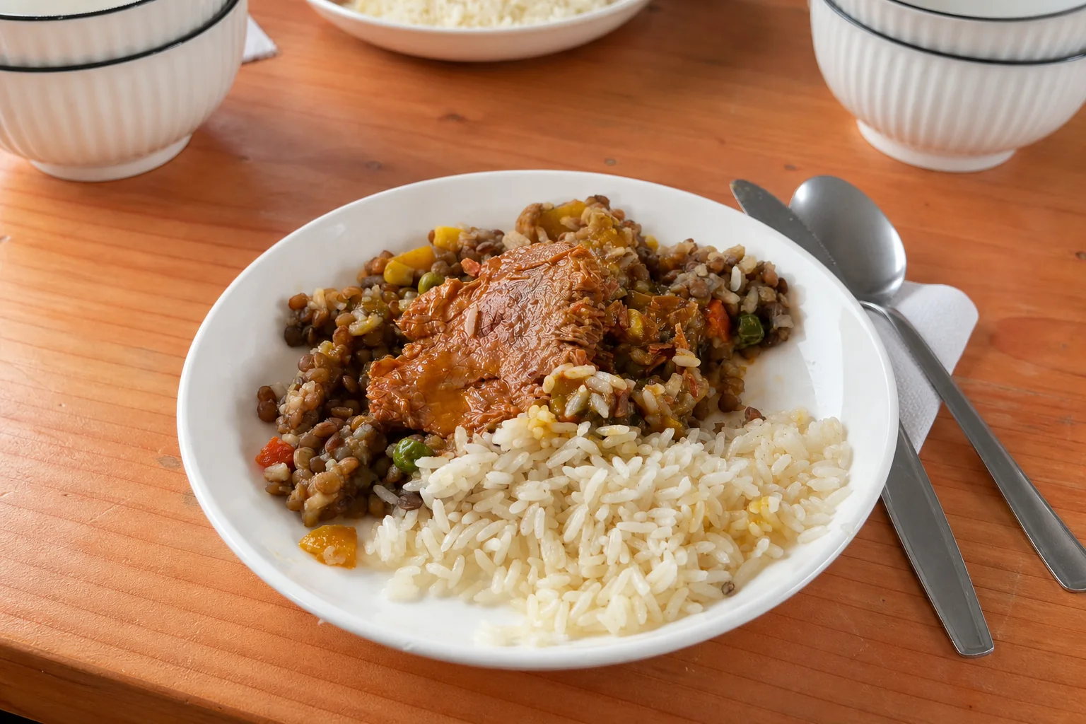 Warme Mahlzeit mit Reis, Linsen, Gemüse und Fleisch an Bord