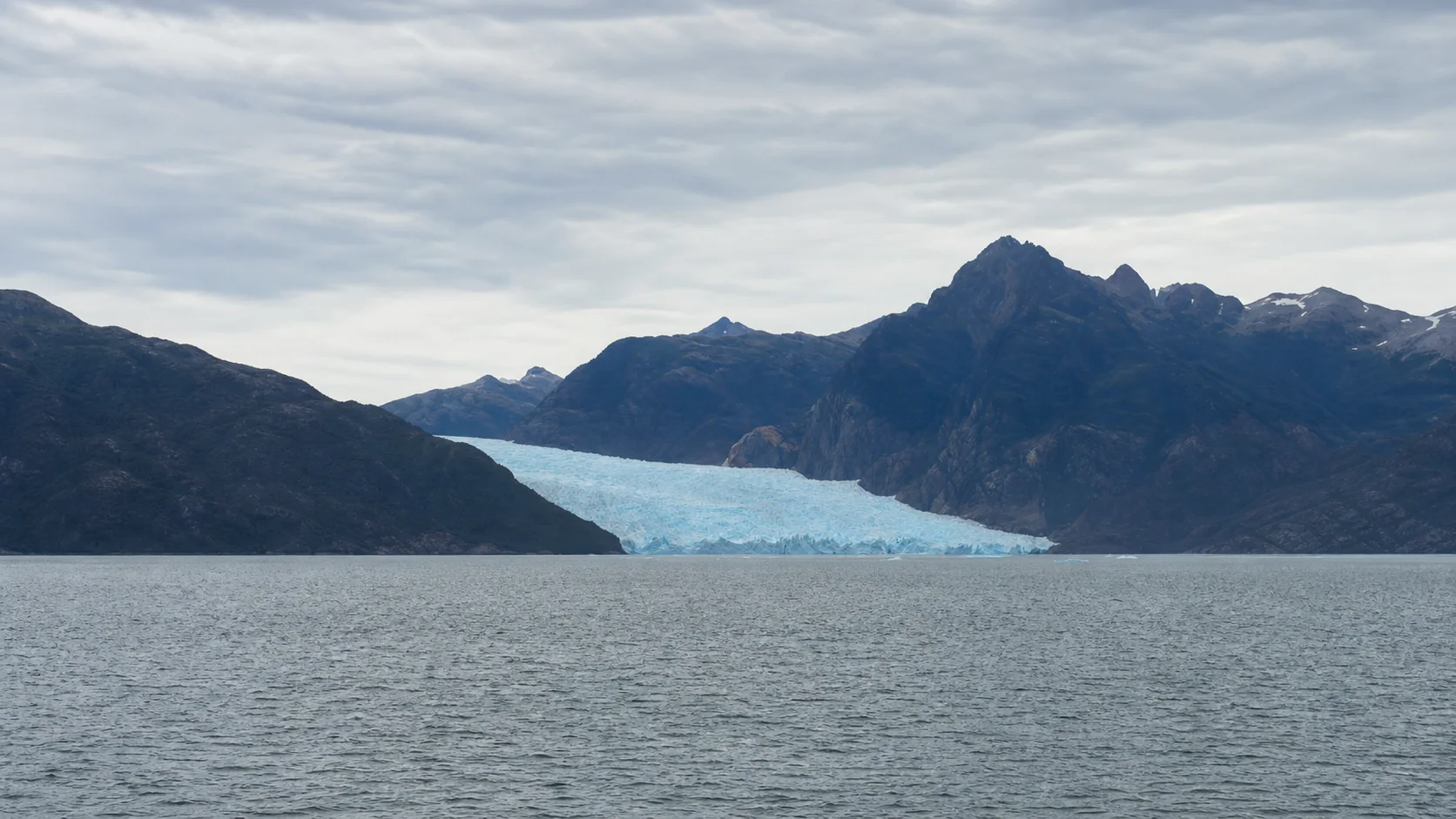 Panoramablick auf den San-Rafael-Gletscher zwischen dunklen Bergen