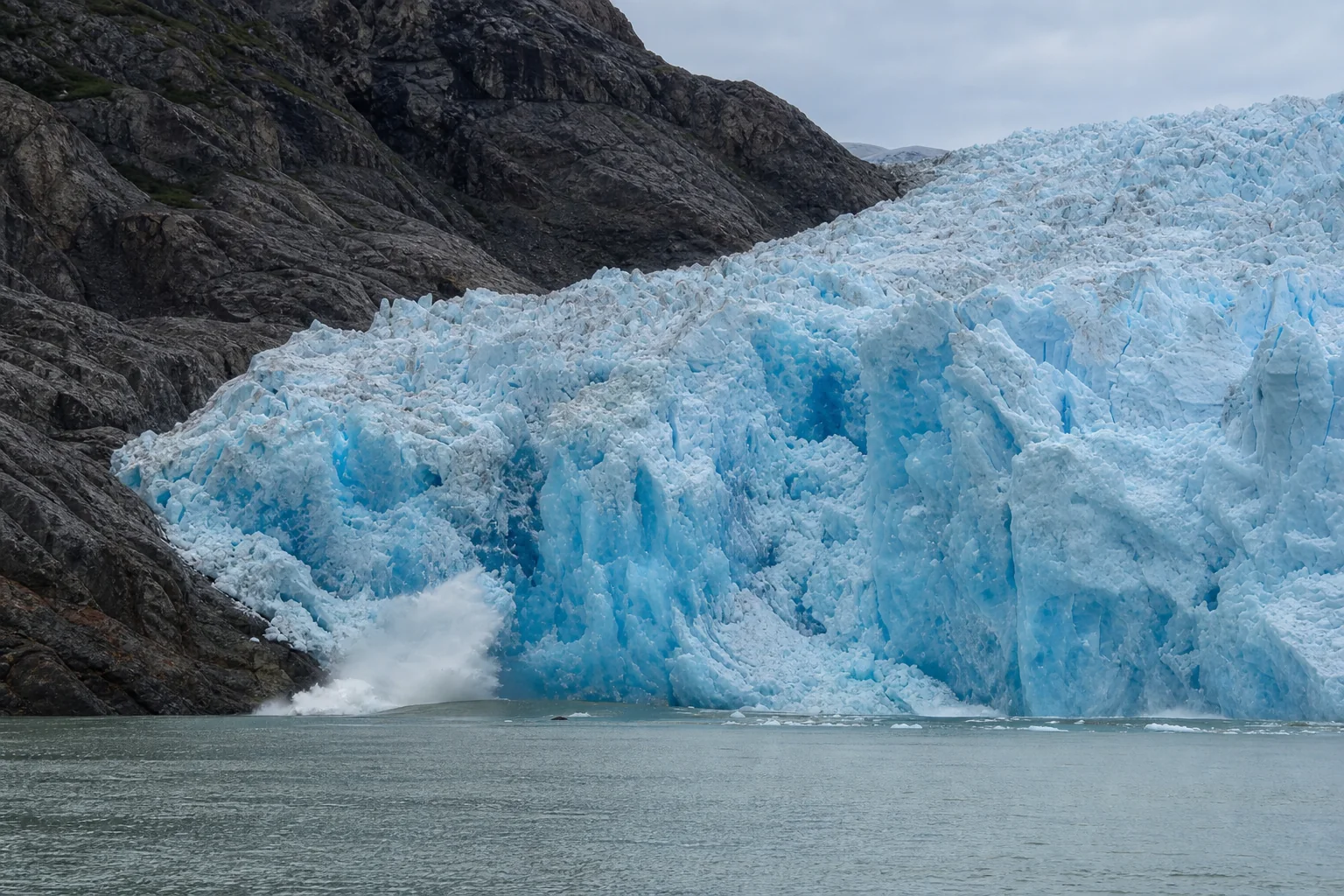 Eis und Gischt bei einem Abbruch am San-Rafael-Gletscher