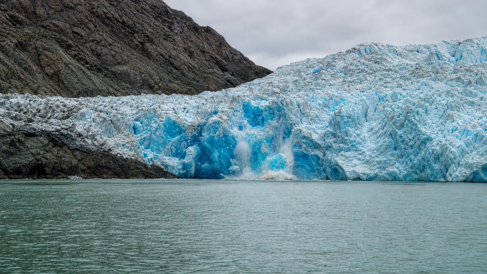 Blaue Front des San-Rafael-Gletschers bei einem kleinen Eisabbruch