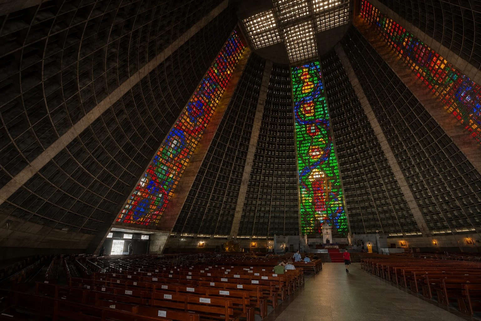 Grandes vitrales verticales en el interior de la Catedral Metropolitana de Río
