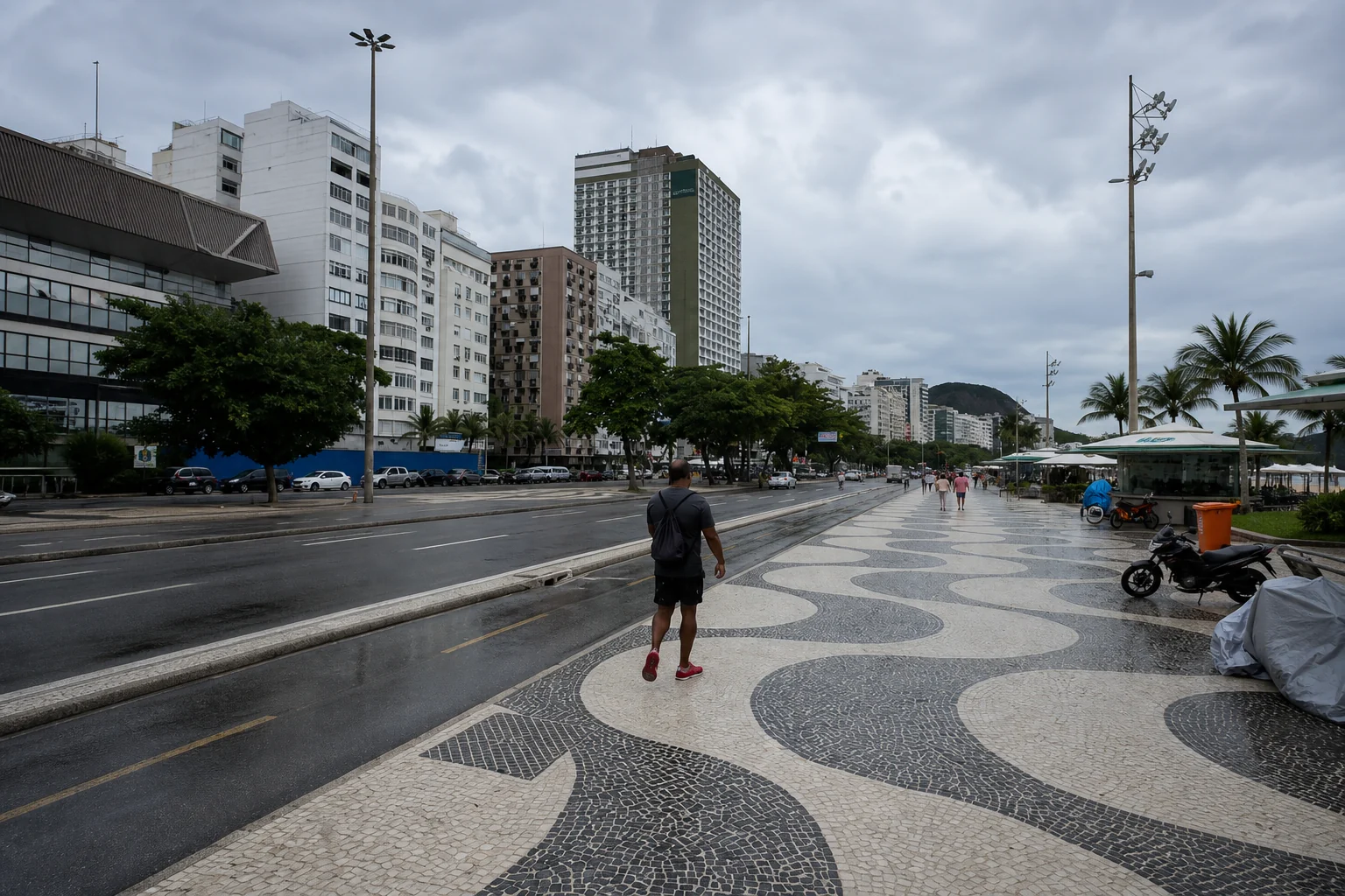 Paseo de mosaico ondulado de Copacabana después de la lluvia