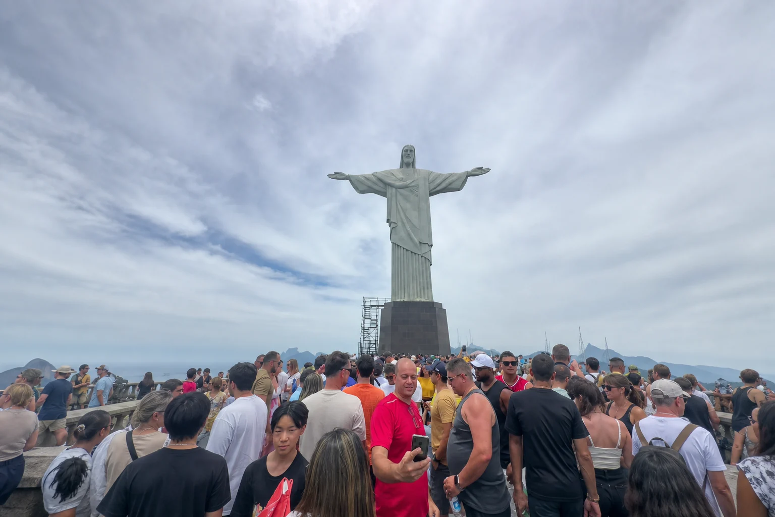 Cristo Redentor sobre una plataforma llena de visitantes