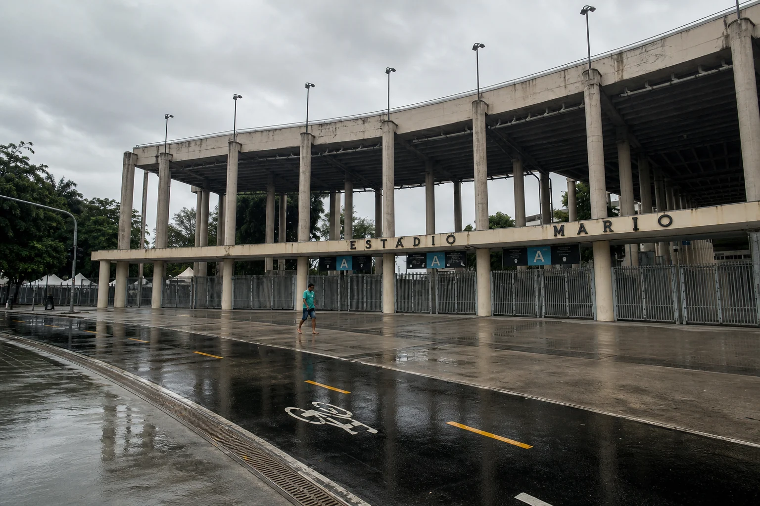 Exterior del Estadio Maracaná en un día de lluvia