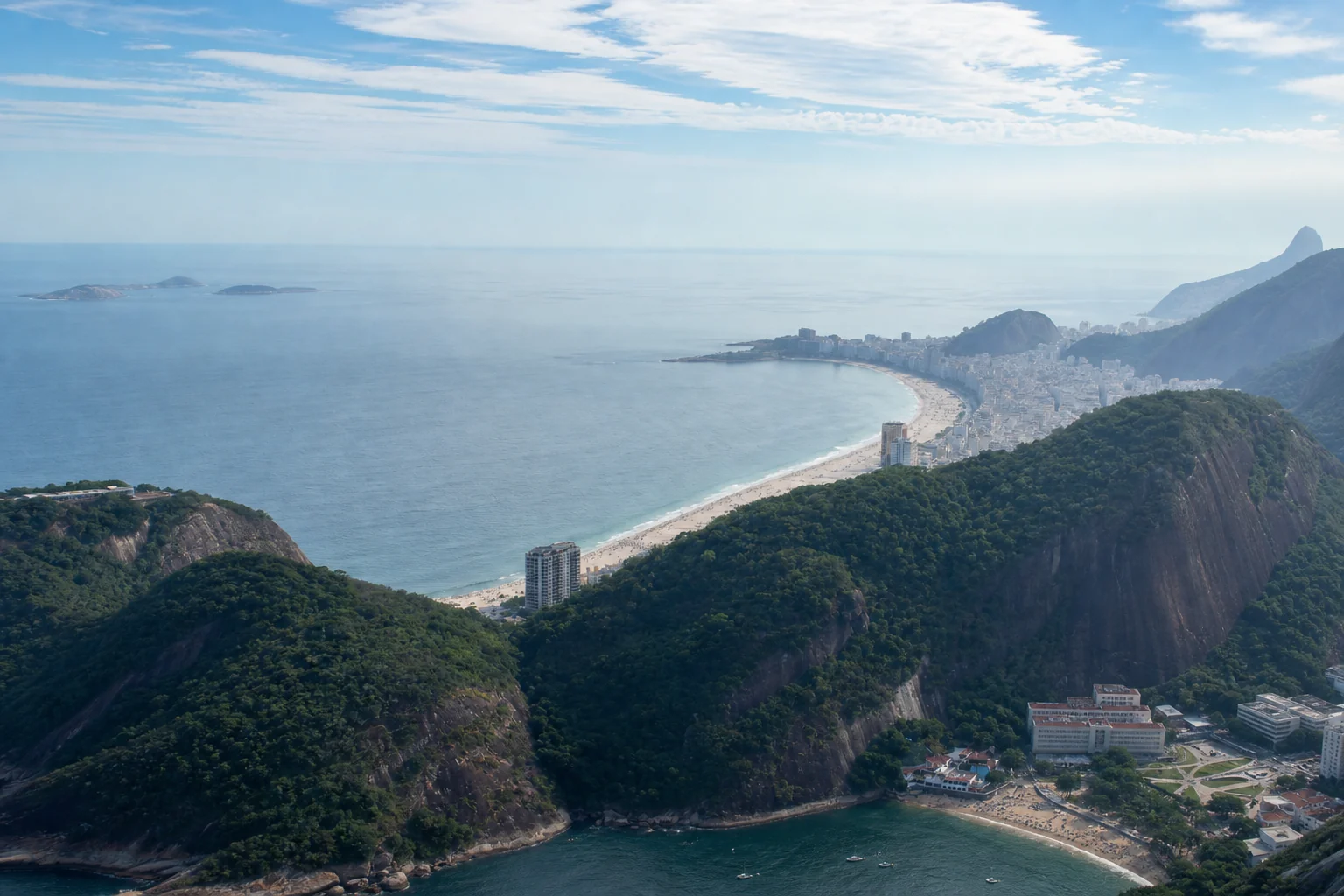 Vista de Copacabana y la costa de Río de Janeiro desde el Pan de Azúcar