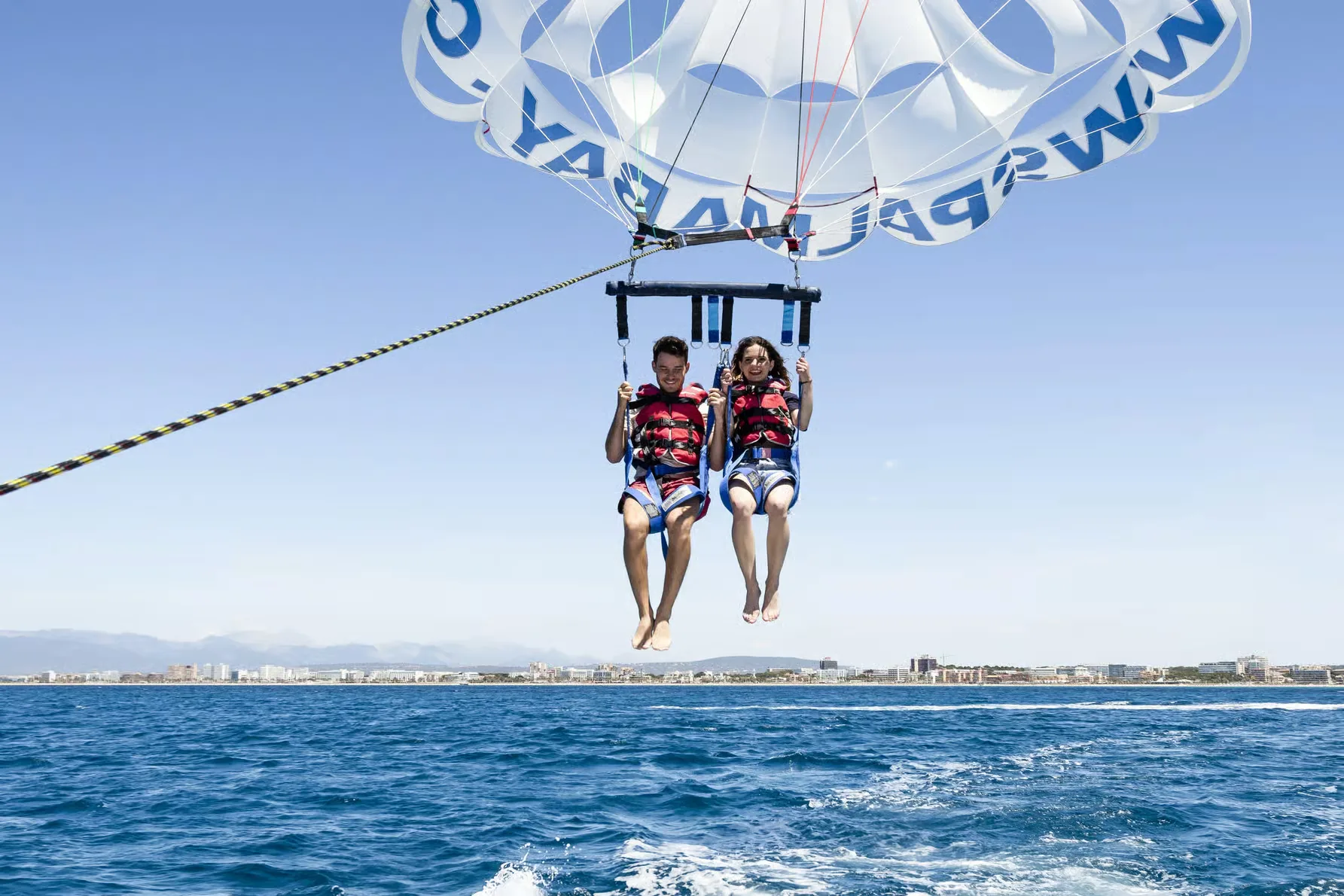Parasailing en la bahía de Palma desde Playa del Arenal