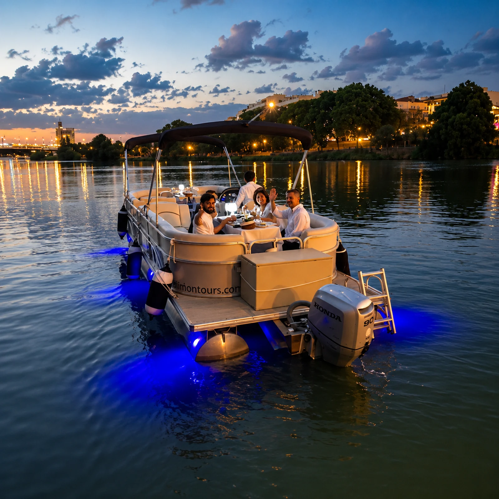 Tour en barco con tapas en Sevilla por el Guadalquivir