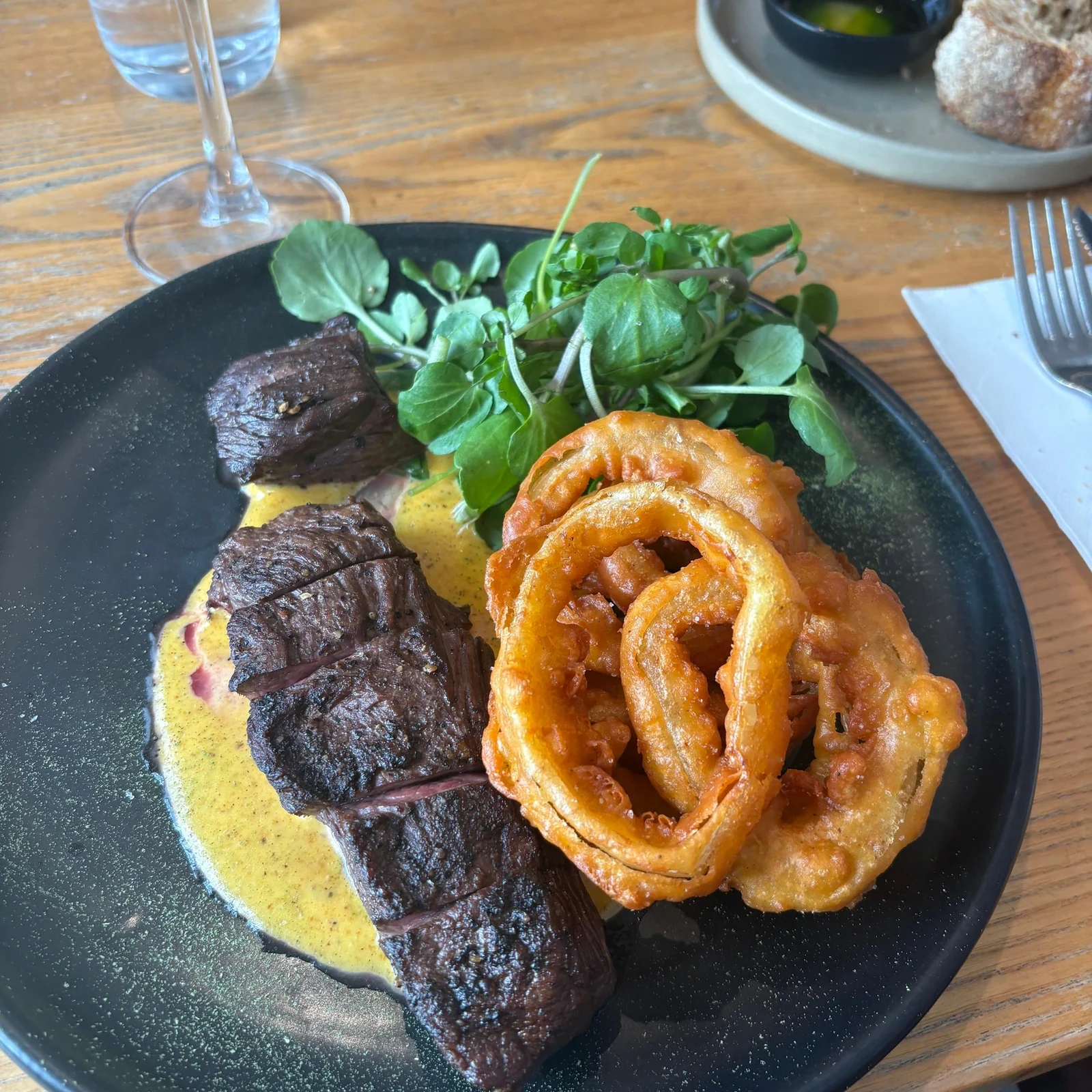 Tour de vinos en Waiheke con tres catas y almuerzo frente al mar