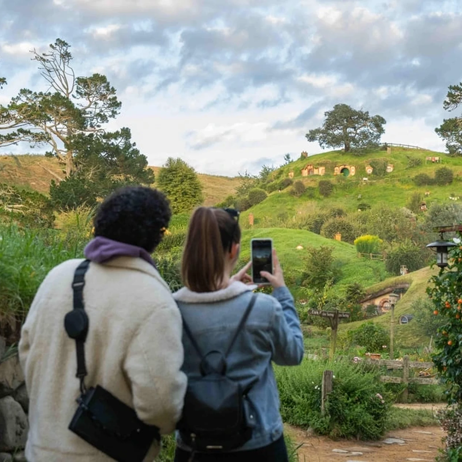 Hobbiton from Auckland: Movie Set Tour with Transport and Entry