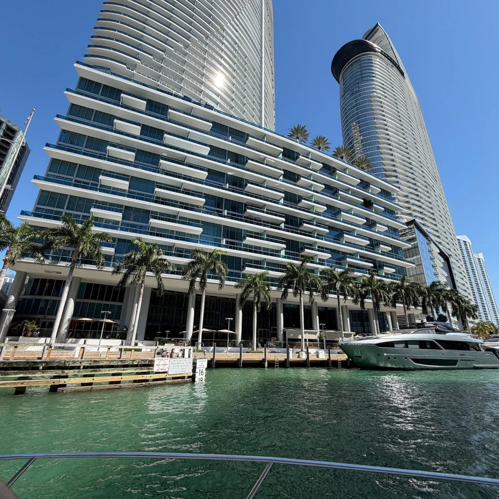Private Yacht in Miami mit Skyline-Blick