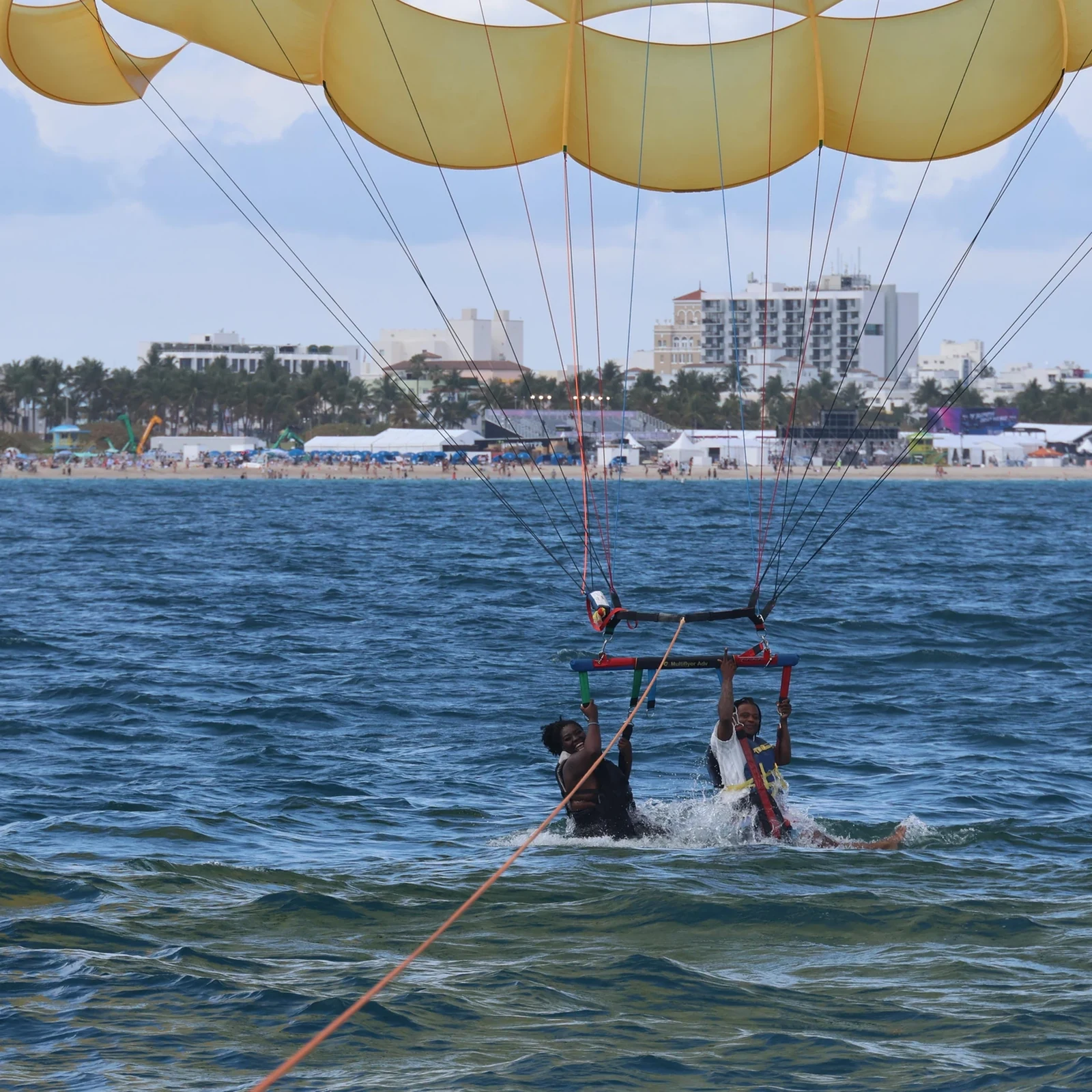 Parasailing in Miami Beach über South Beach