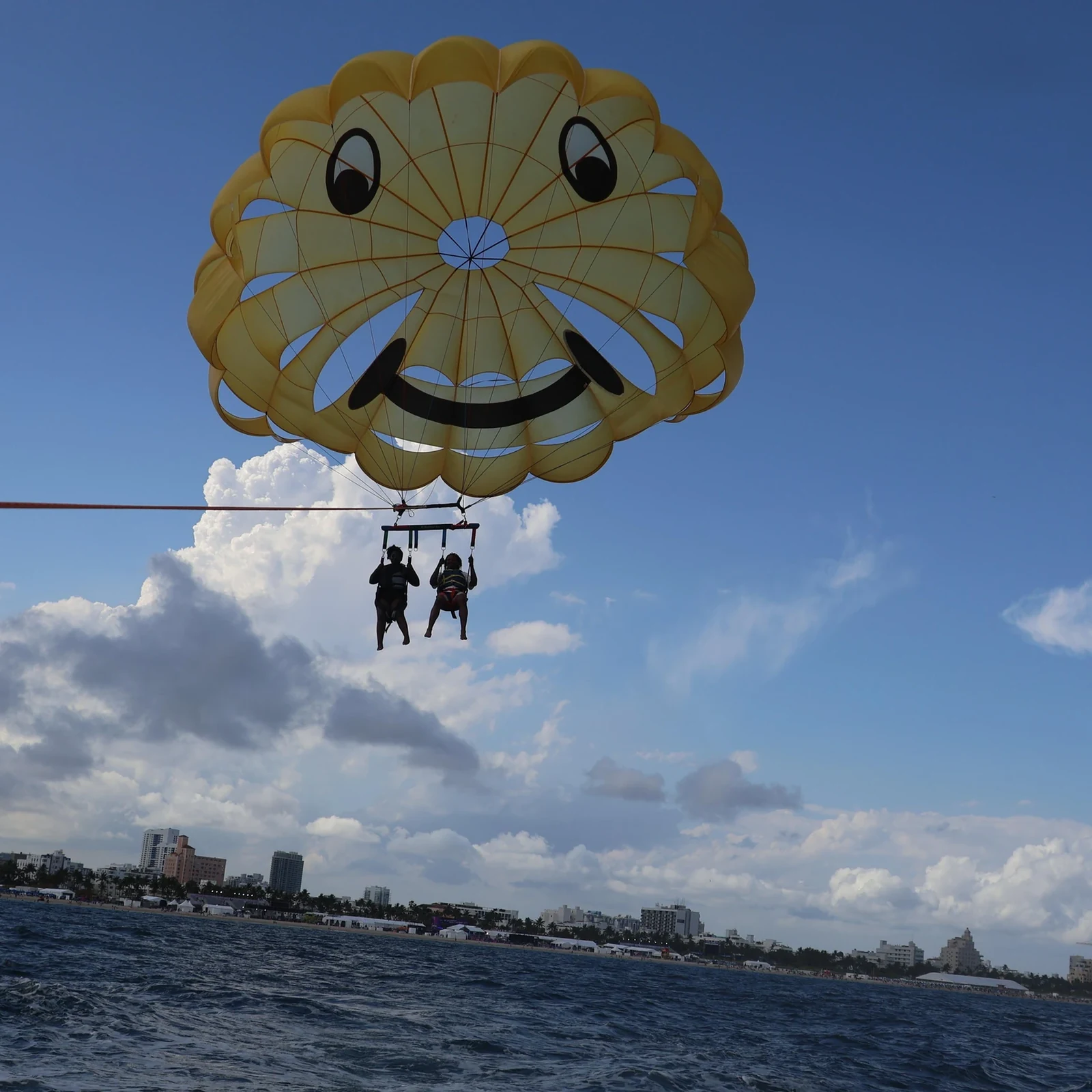 Parasailing in Miami Beach über South Beach