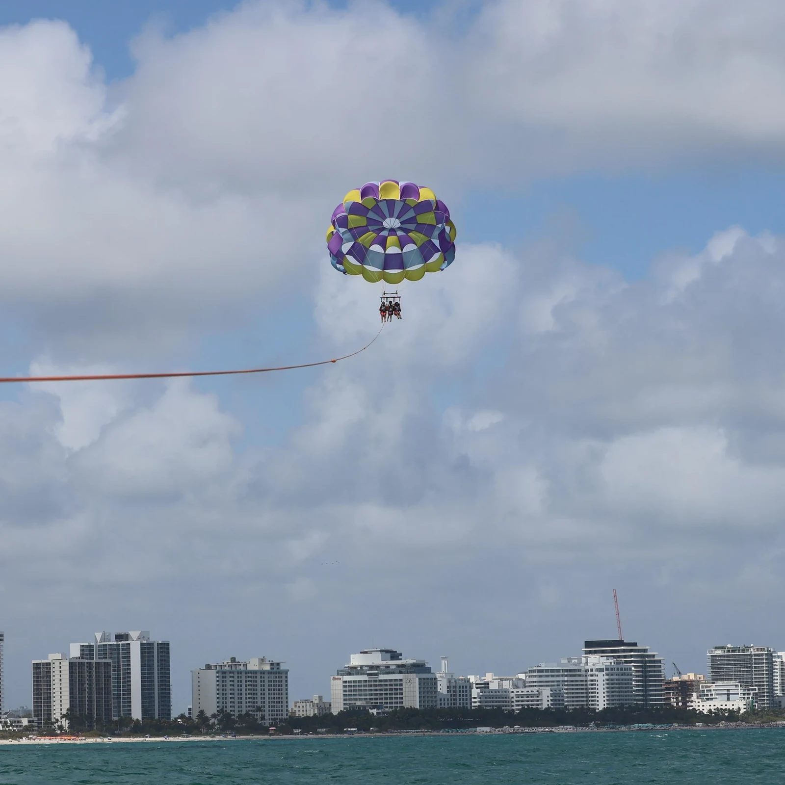 Parasailing in Miami Beach über South Beach