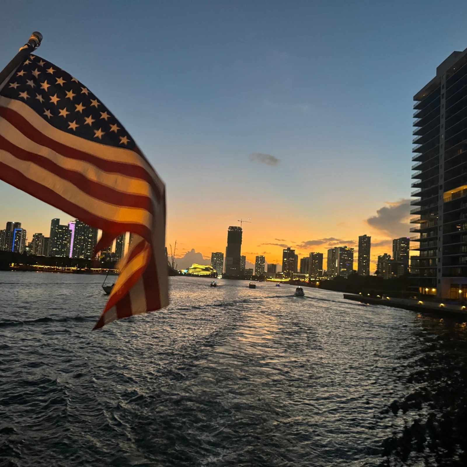Erlebe Miamis Skyline und Villengegenden von der Biscayne Bay aus
