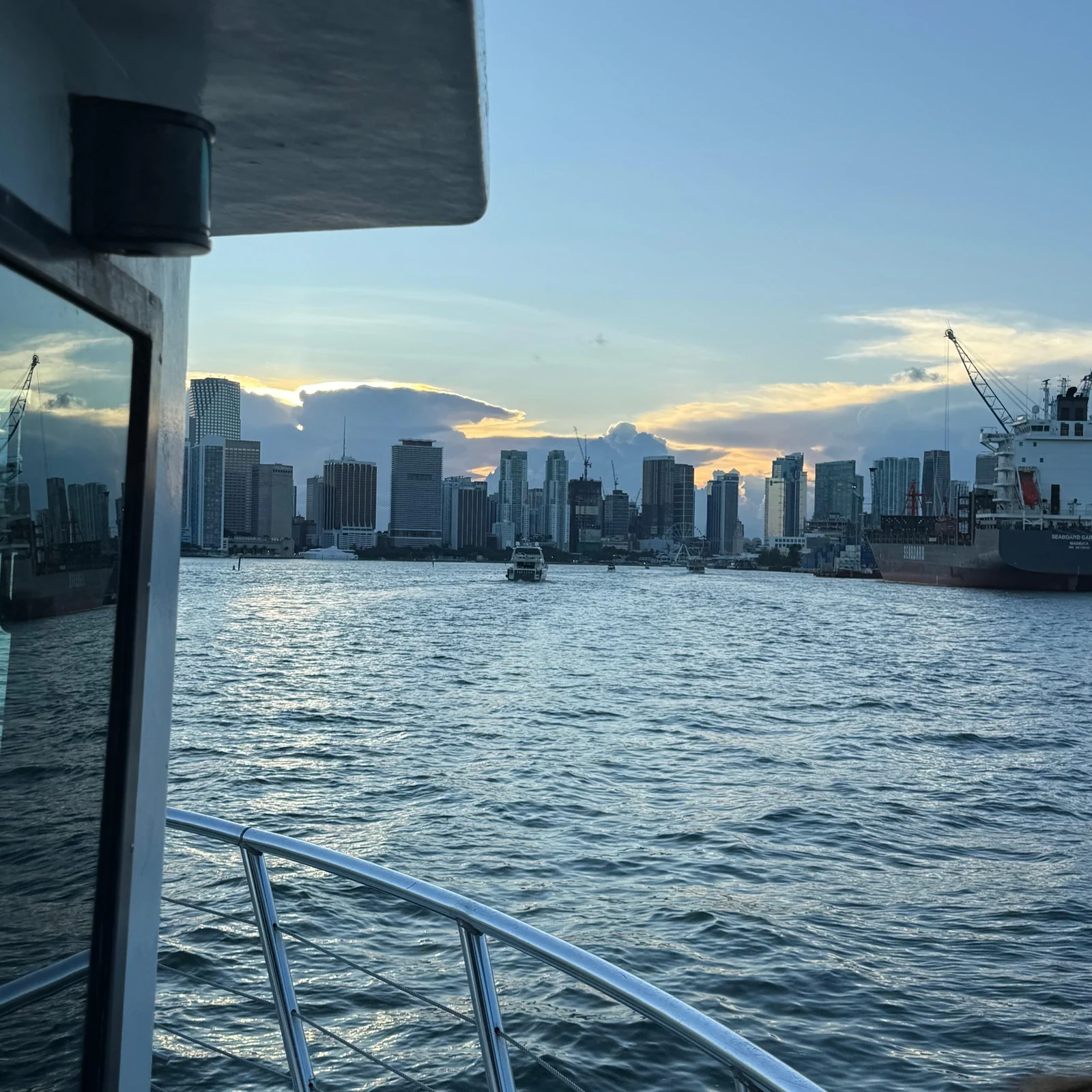 Erlebe Miamis Skyline und Villengegenden von der Biscayne Bay aus
