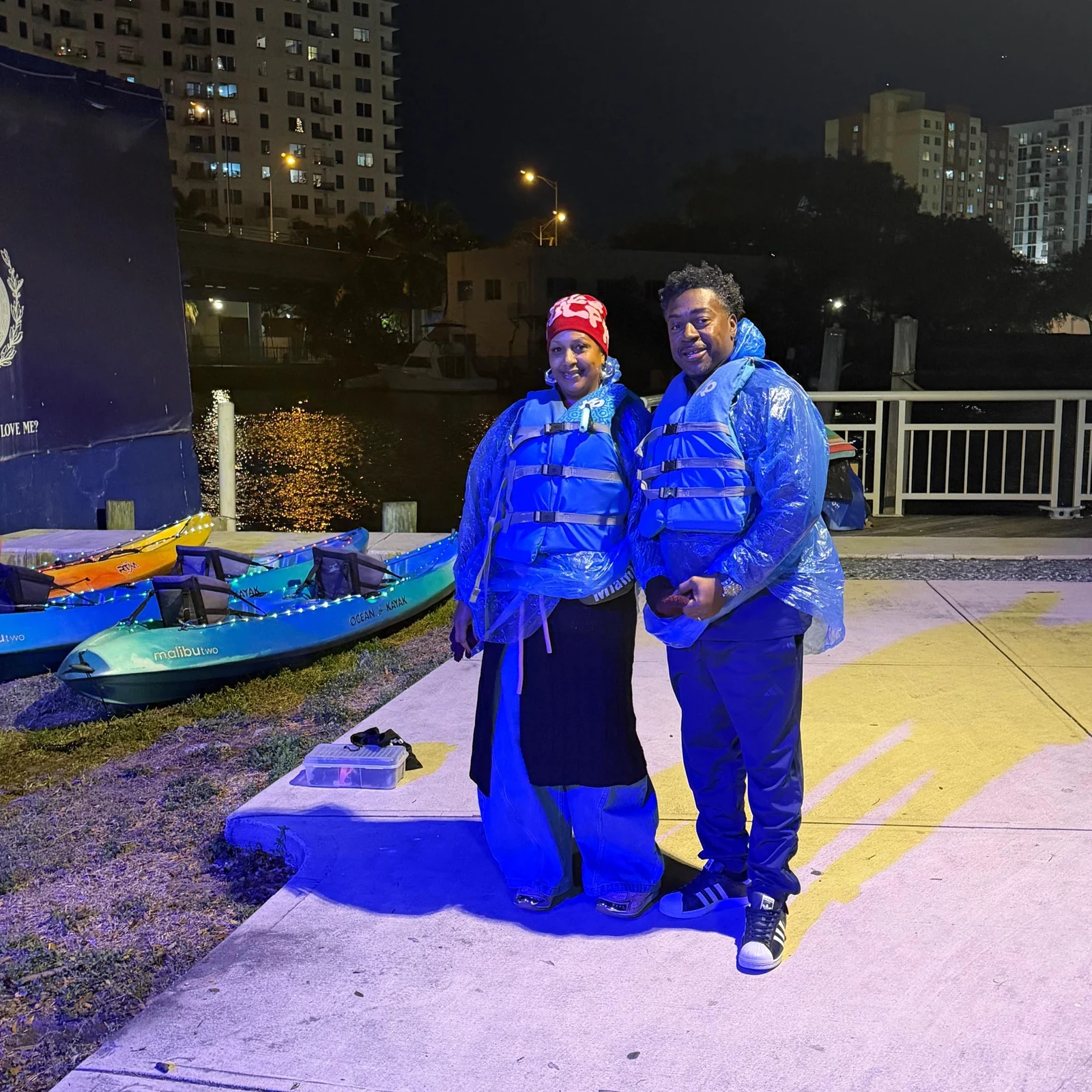 Tour nocturno en kayak LED por Miami: descubre el skyline iluminado desde el agua