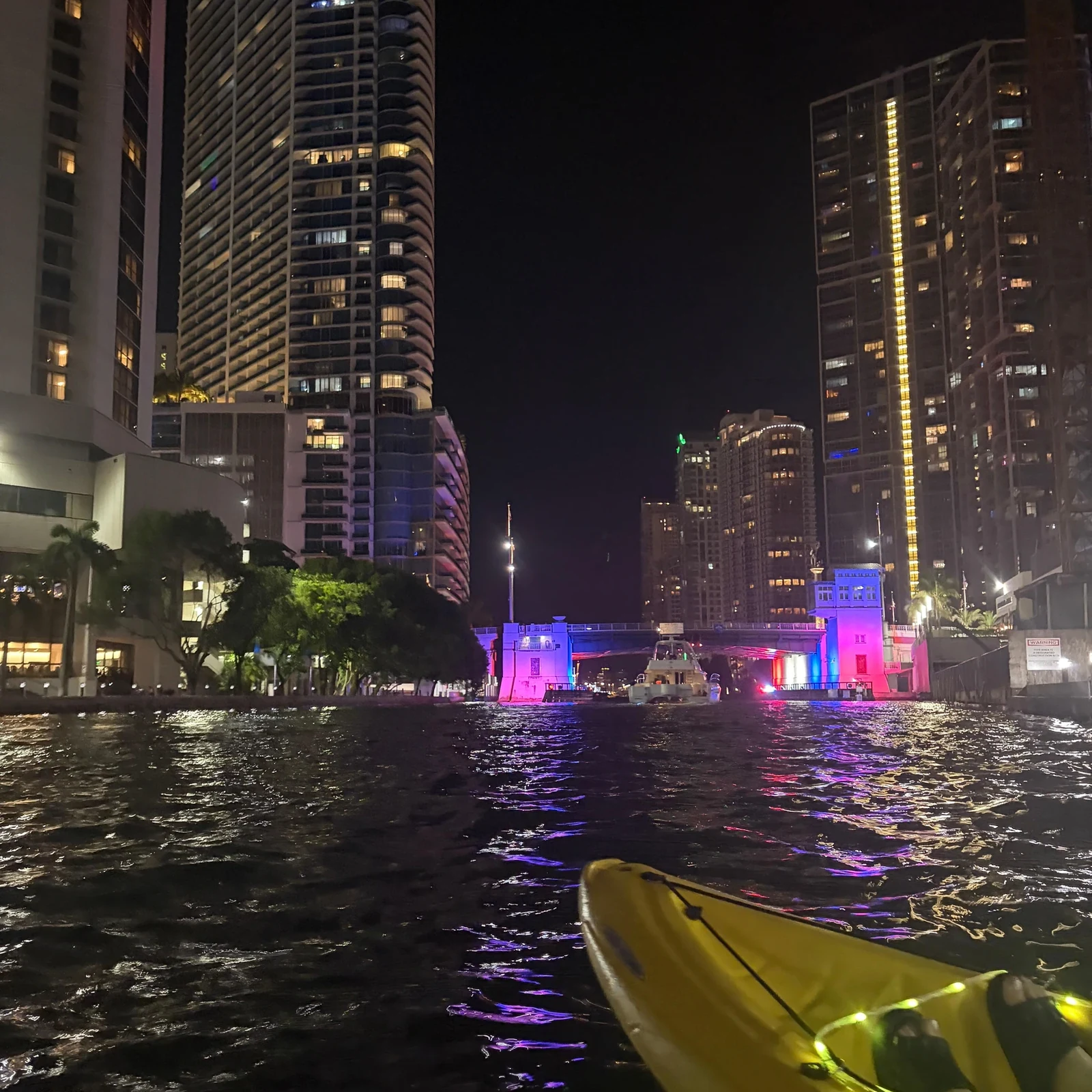 Erlebe Miamis beleuchtete Skyline vom LED-Kajak aus