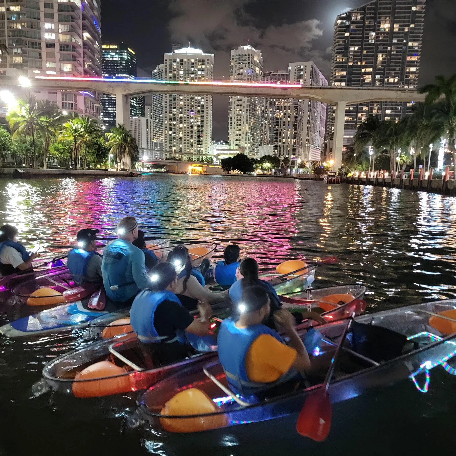 Erlebe Miamis beleuchtete Skyline vom LED-Kajak aus