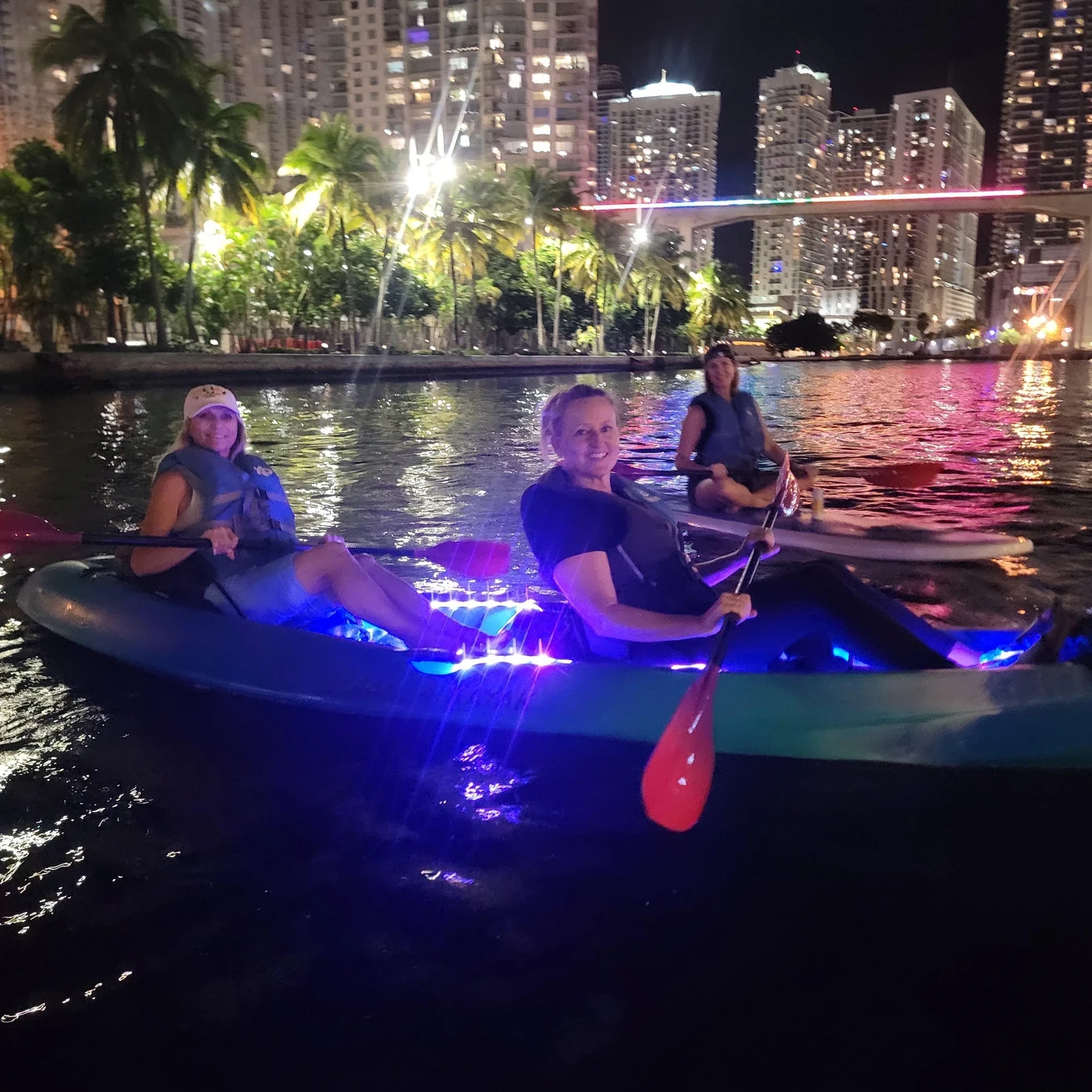 Erlebe Miamis beleuchtete Skyline vom LED-Kajak aus