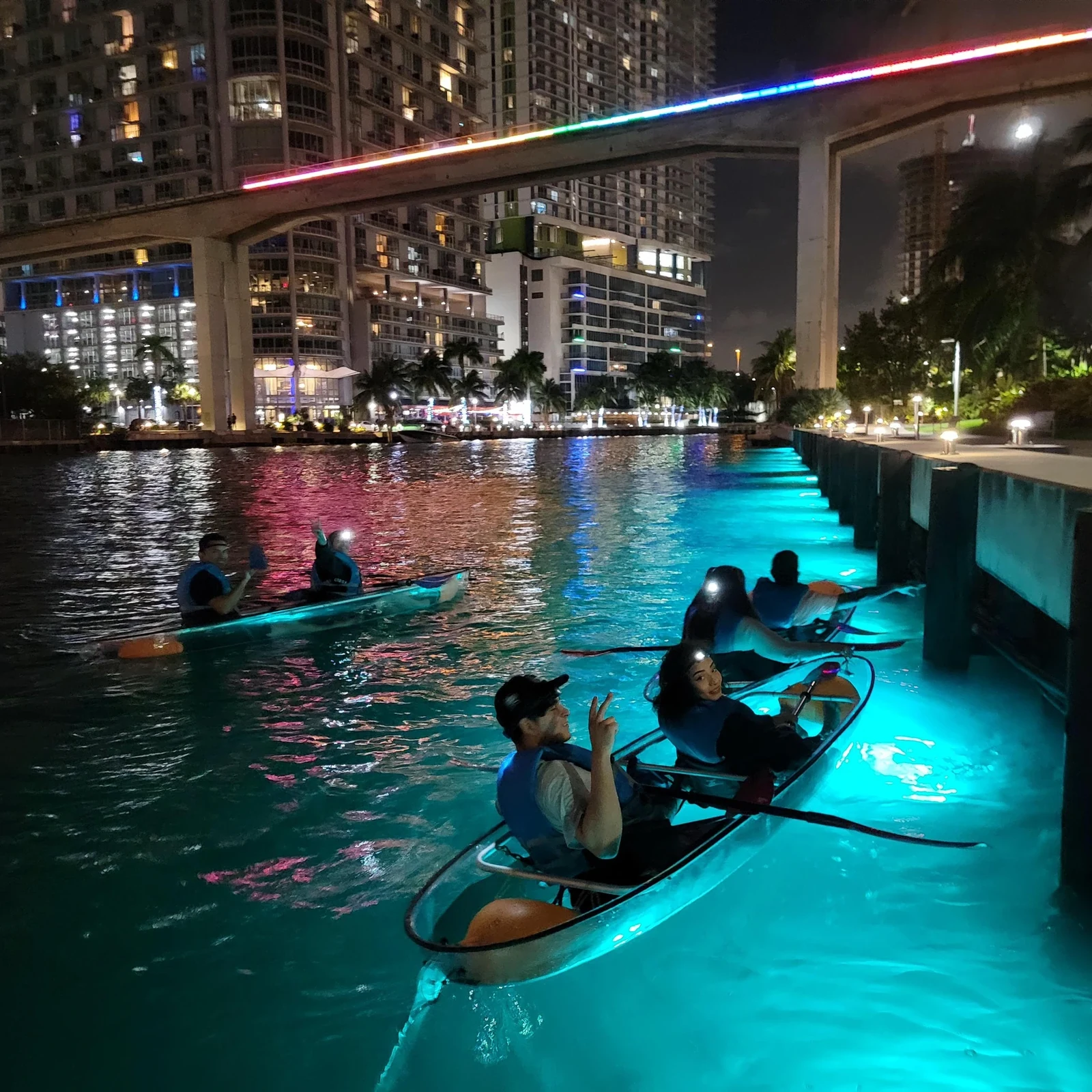 Erlebe Miamis beleuchtete Skyline vom LED-Kajak aus