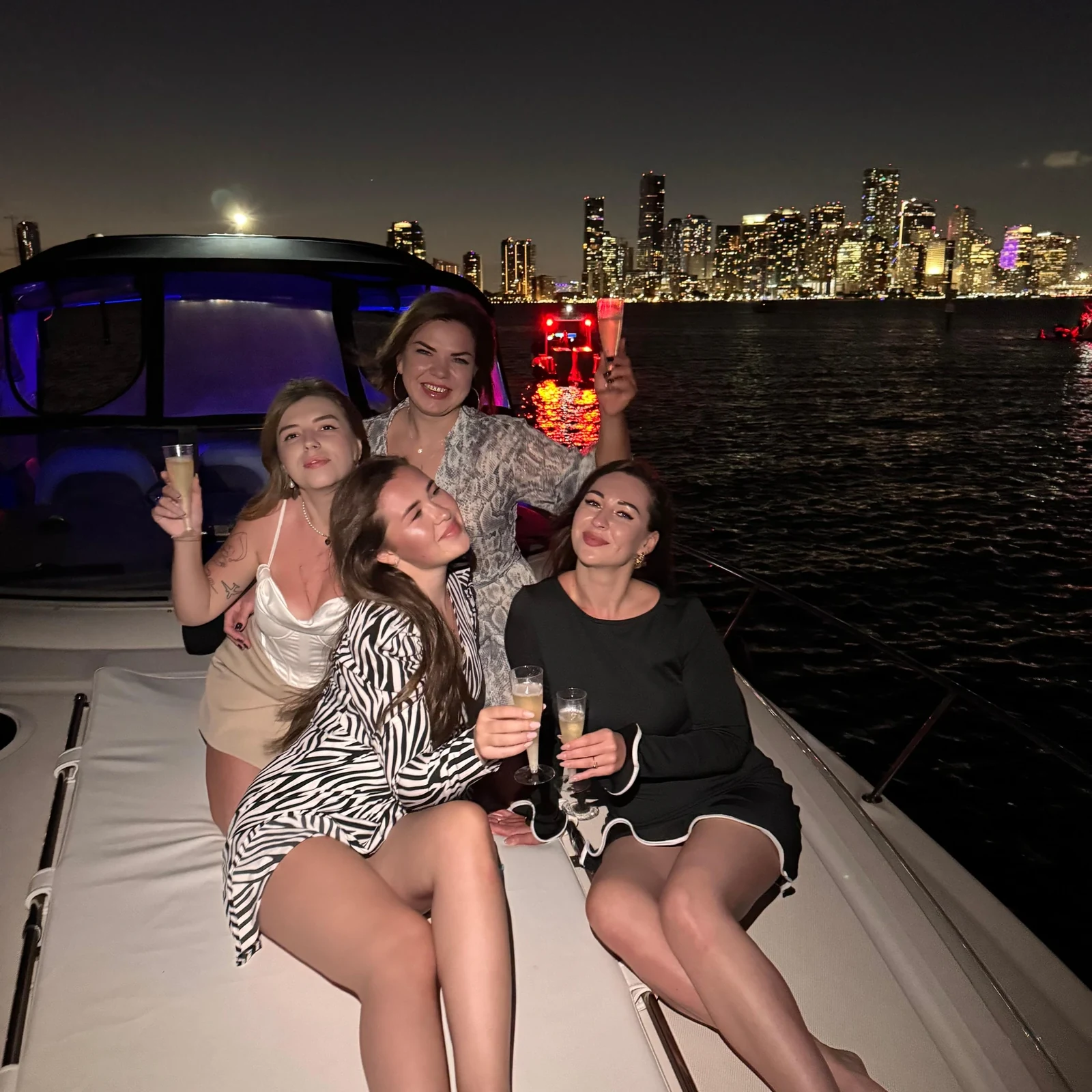 Paseo privado en yate por Miami con BYOB y tu propia música