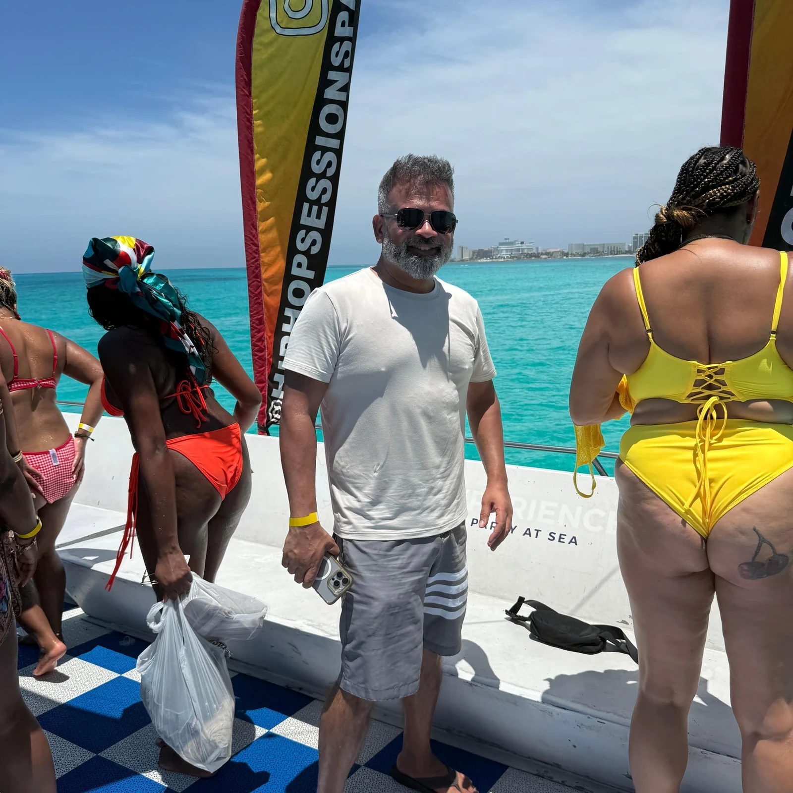 Hip Hop Sessions Party Boat in Cancún: DJ, Open Bar und Badestopp