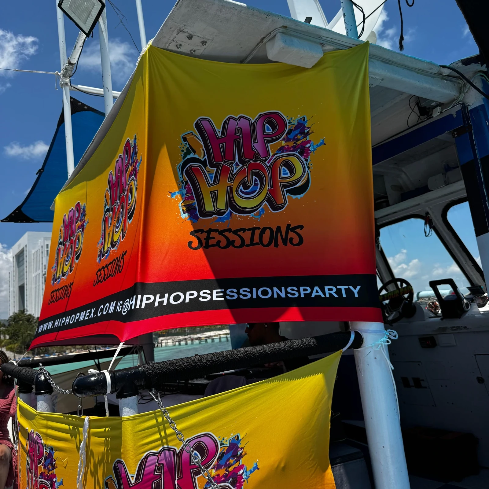 Hip Hop Sessions Party Boat in Cancún: DJ, Open Bar und Badestopp