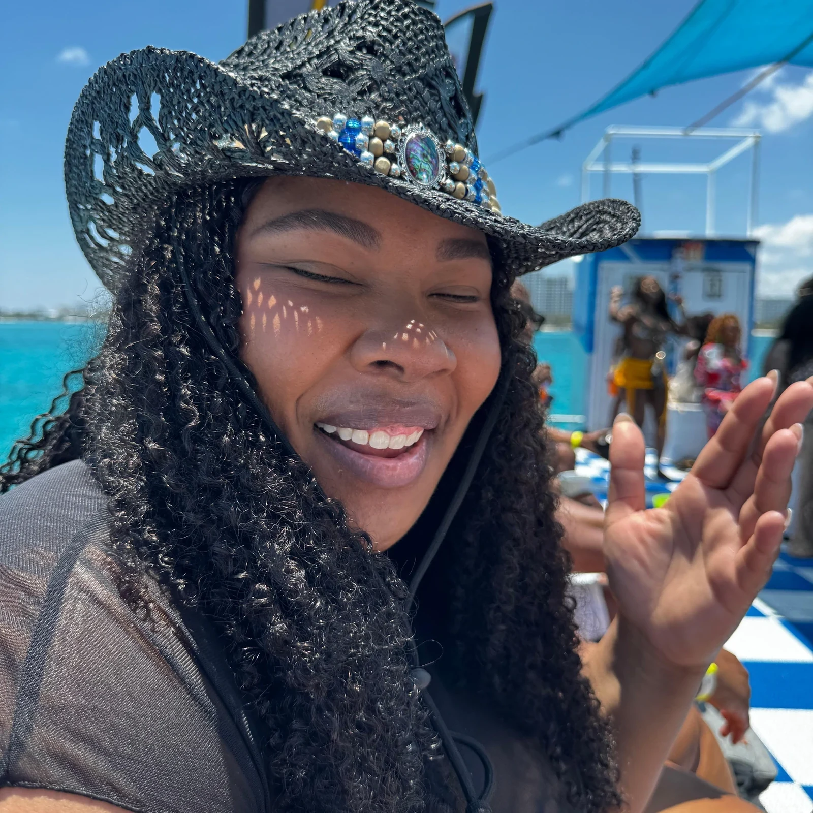 Hip Hop Sessions Party Boat in Cancún: DJ, Open Bar und Badestopp