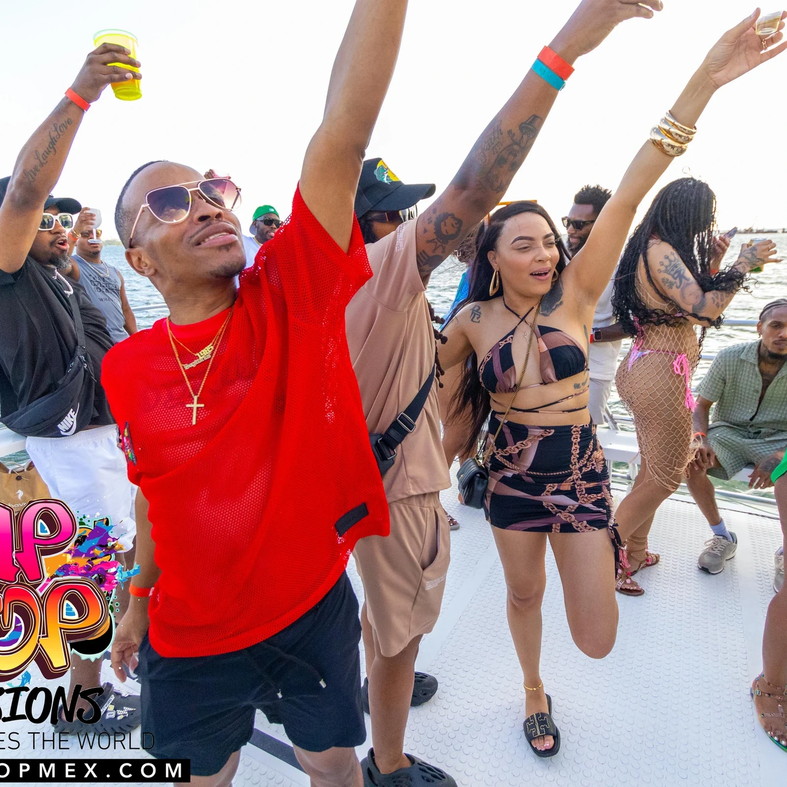 Hip Hop Sessions Party Boat in Cancún: DJ, Open Bar und Badestopp