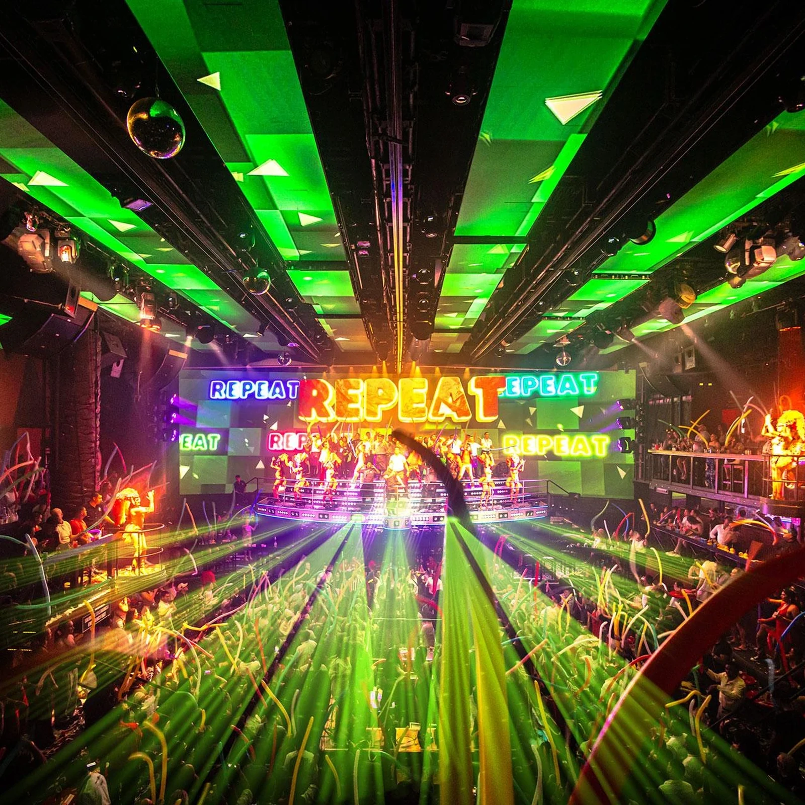 Coco Bongo Family Sunset Show Gold Member in Cancún