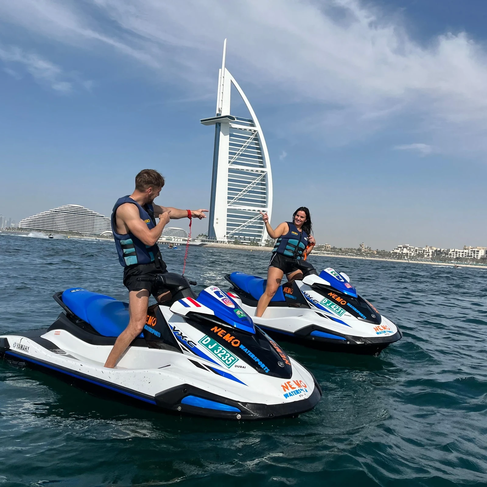 Jet-ski le long de la côte de Dubaï face au Burj Al Arab