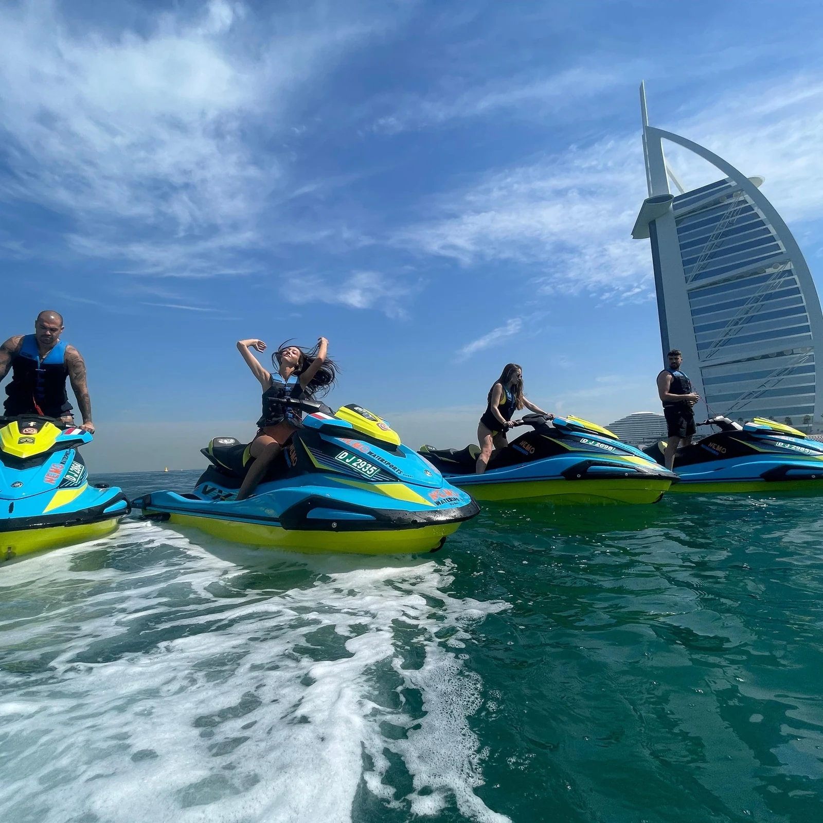 Jet-ski le long de la côte de Dubaï face au Burj Al Arab