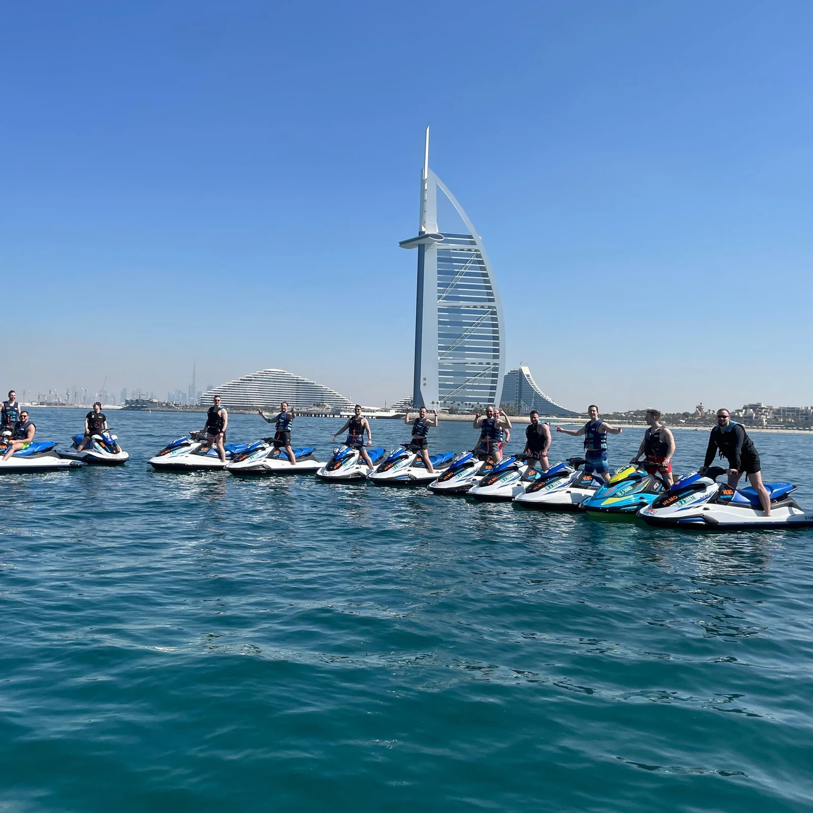 Jet-ski le long de la côte de Dubaï face au Burj Al Arab