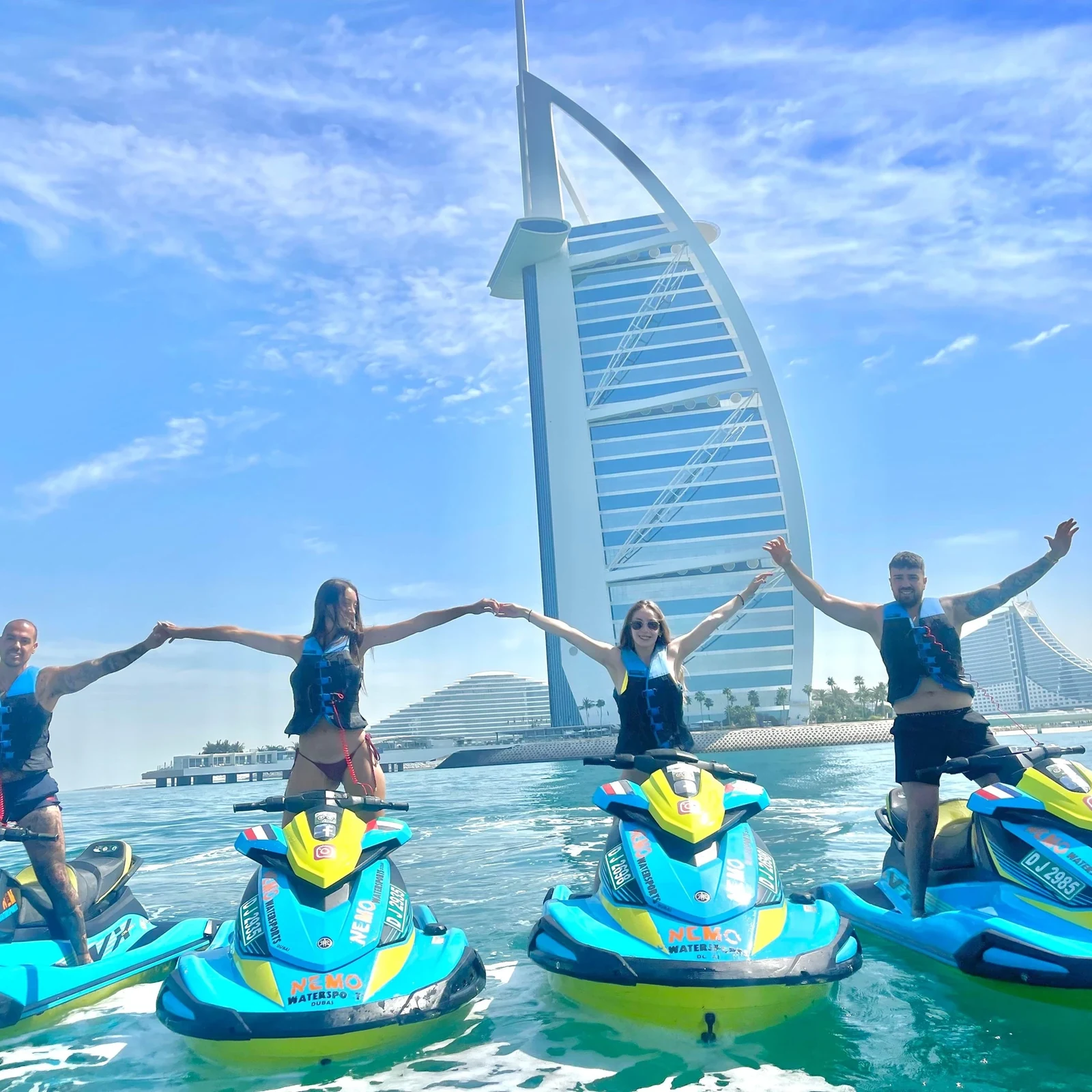 Jet-ski le long de la côte de Dubaï face au Burj Al Arab