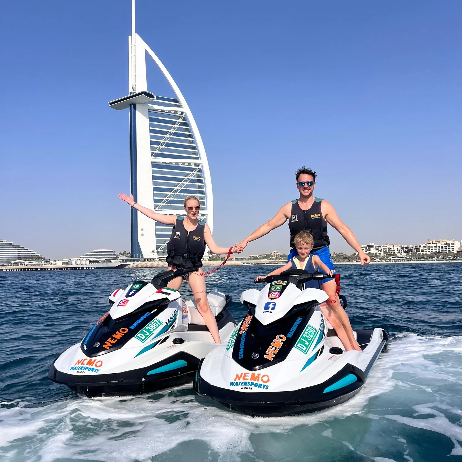 Jet-ski le long de la côte de Dubaï face au Burj Al Arab
