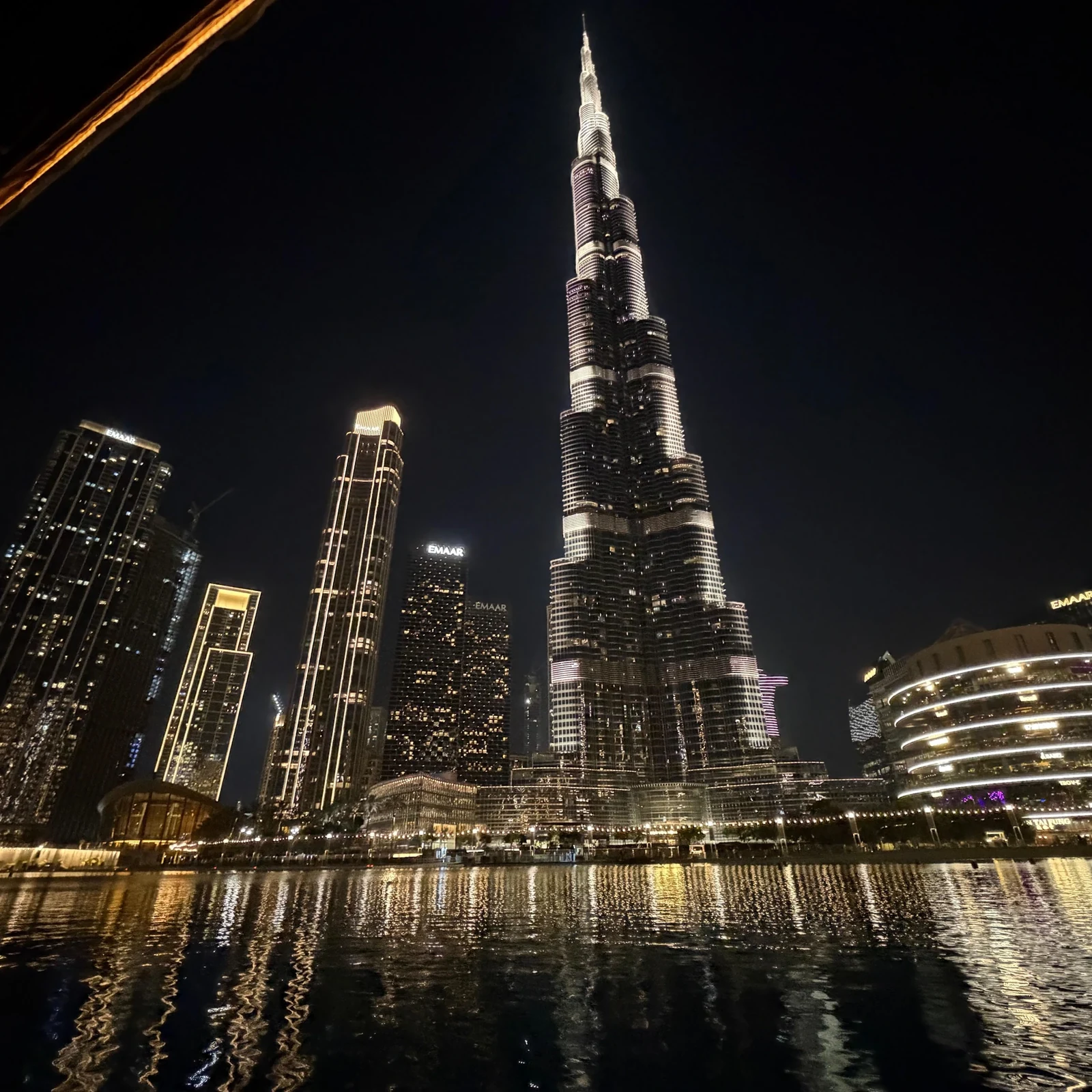 Dubai Fountain vom Wasser aus in einer traditionellen Abra