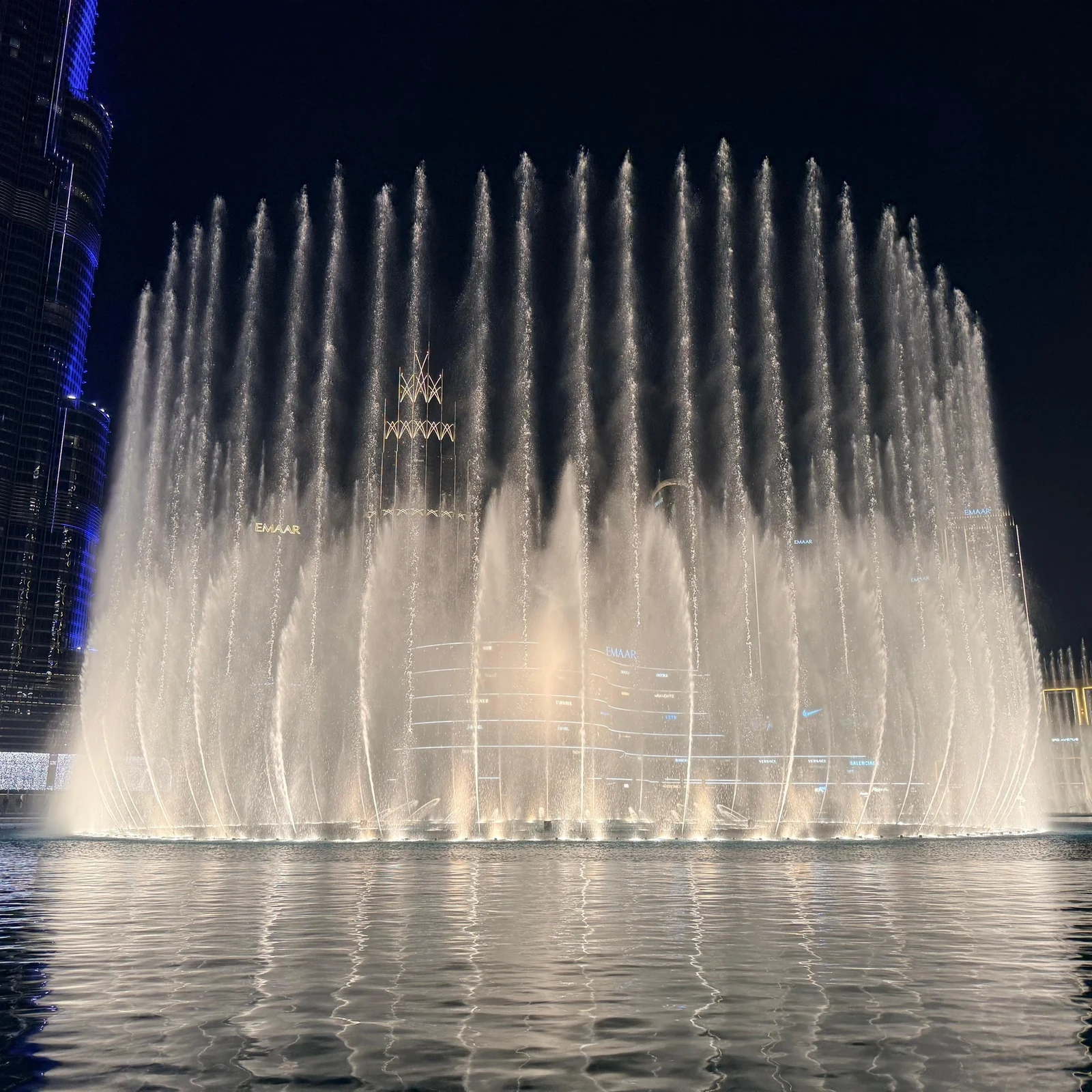 Dubai Fountain vom Wasser aus in einer traditionellen Abra