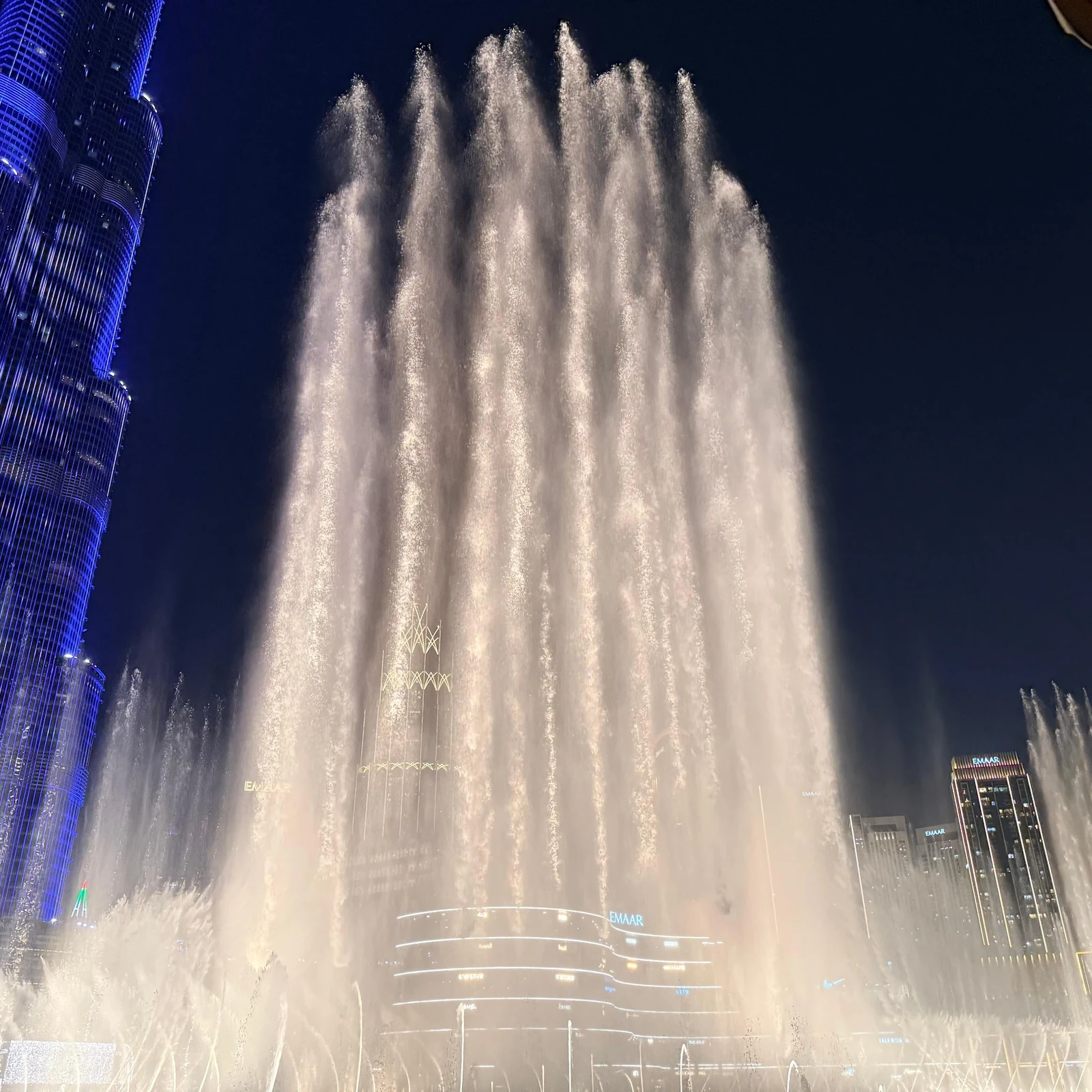 Dubai Fountain vom Wasser aus in einer traditionellen Abra