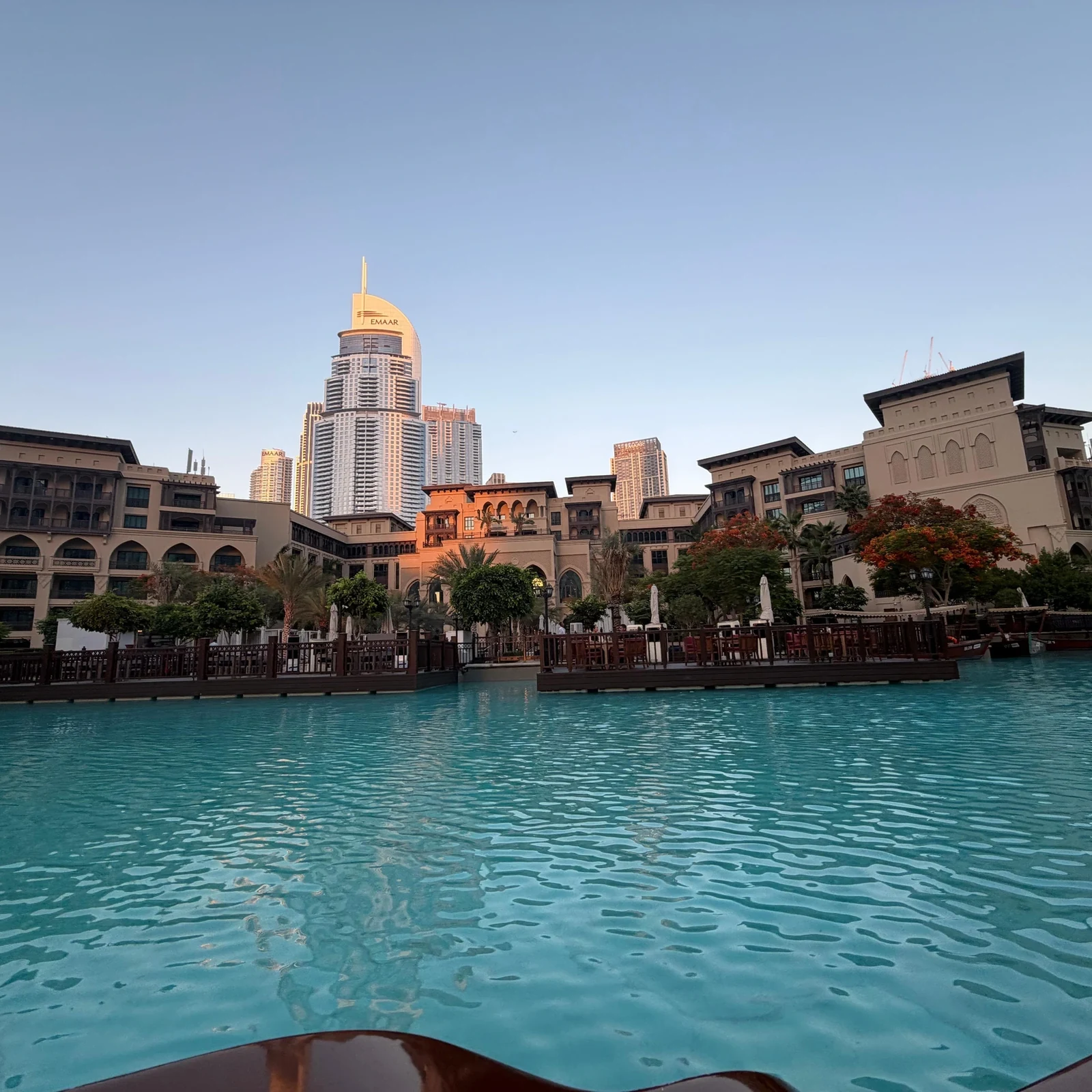 Dubai Fountain vom Wasser aus in einer traditionellen Abra