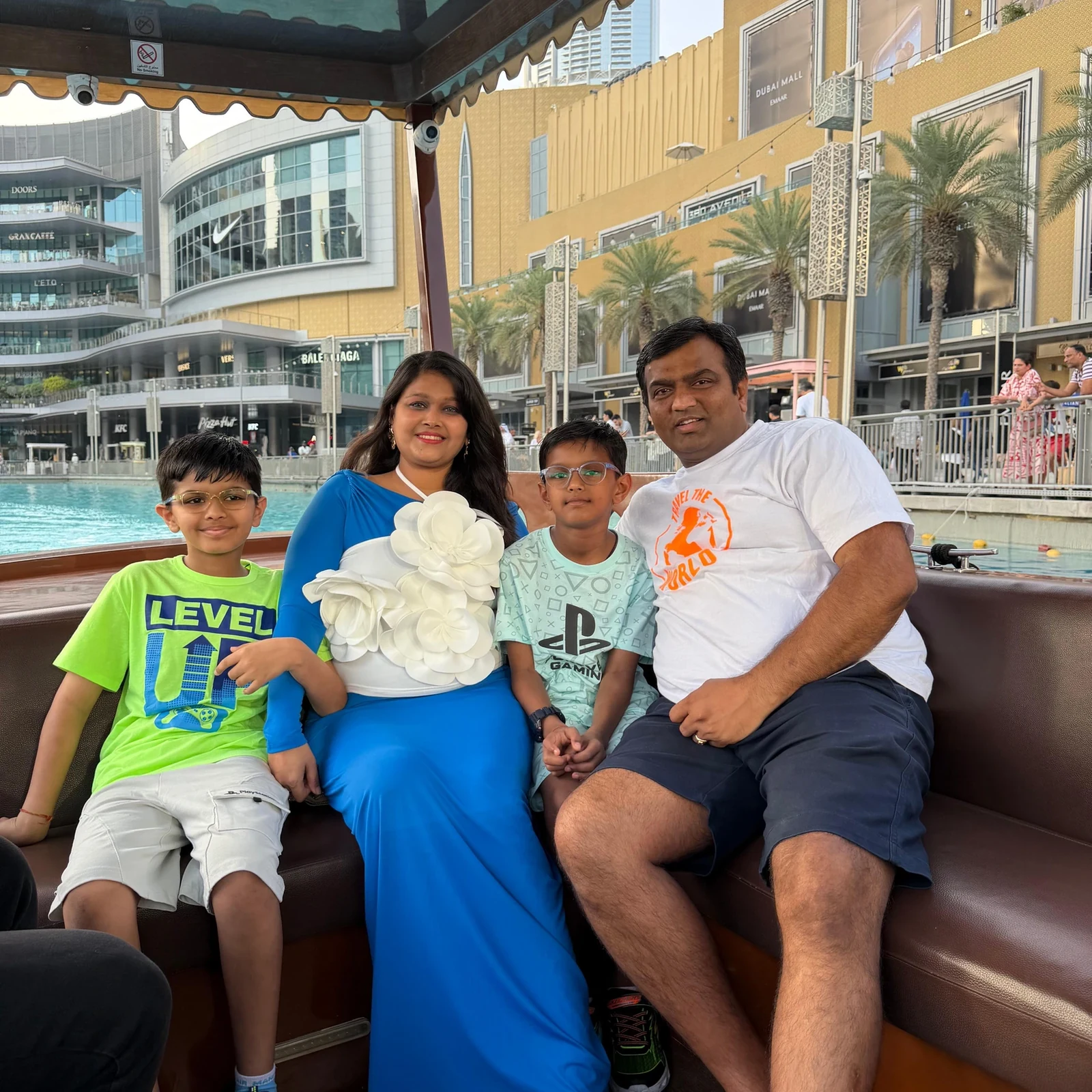 Dubai Fountain vom Wasser aus in einer traditionellen Abra
