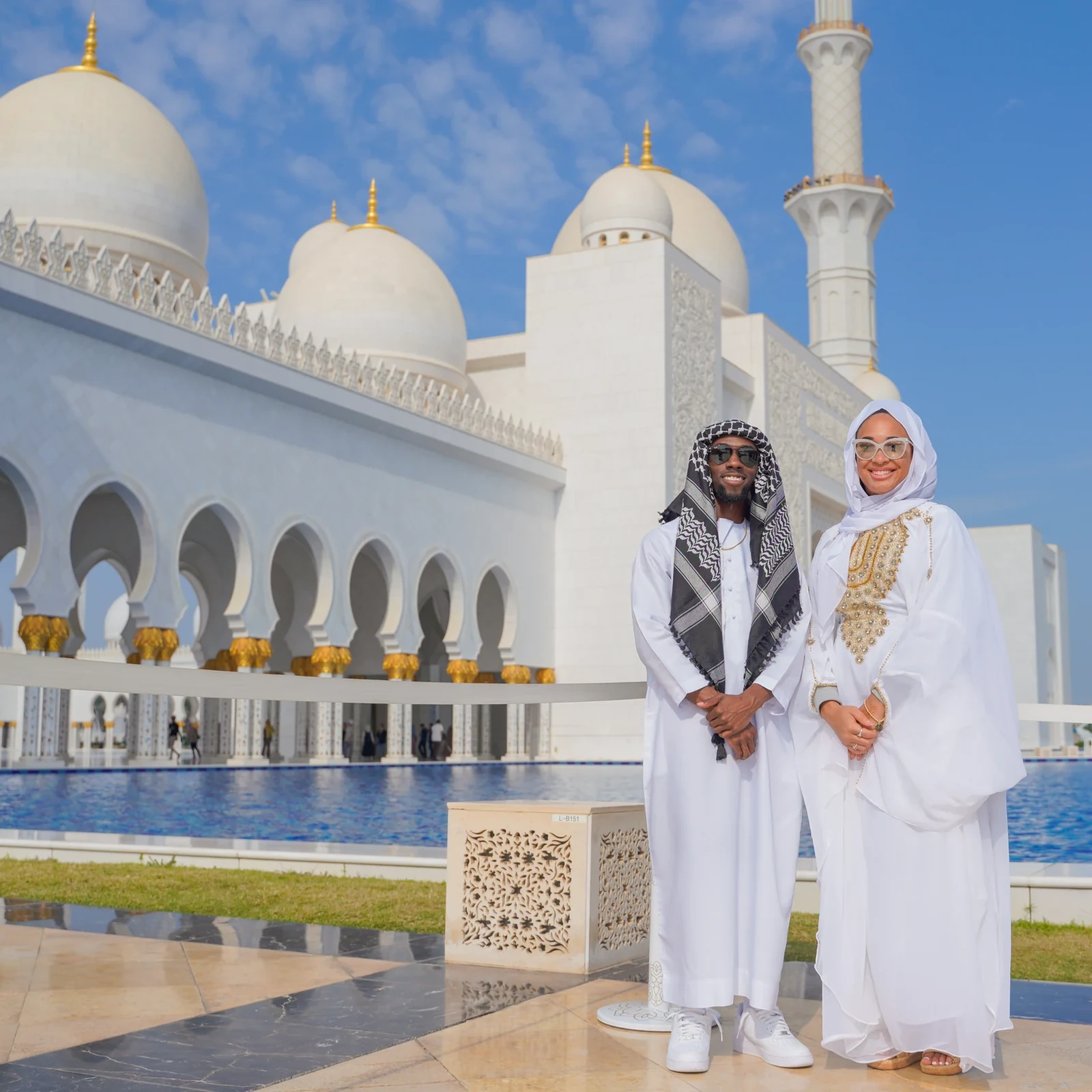 Abu Dhabi in one day from Dubai: Grand Mosque, palace and Etihad Towers views