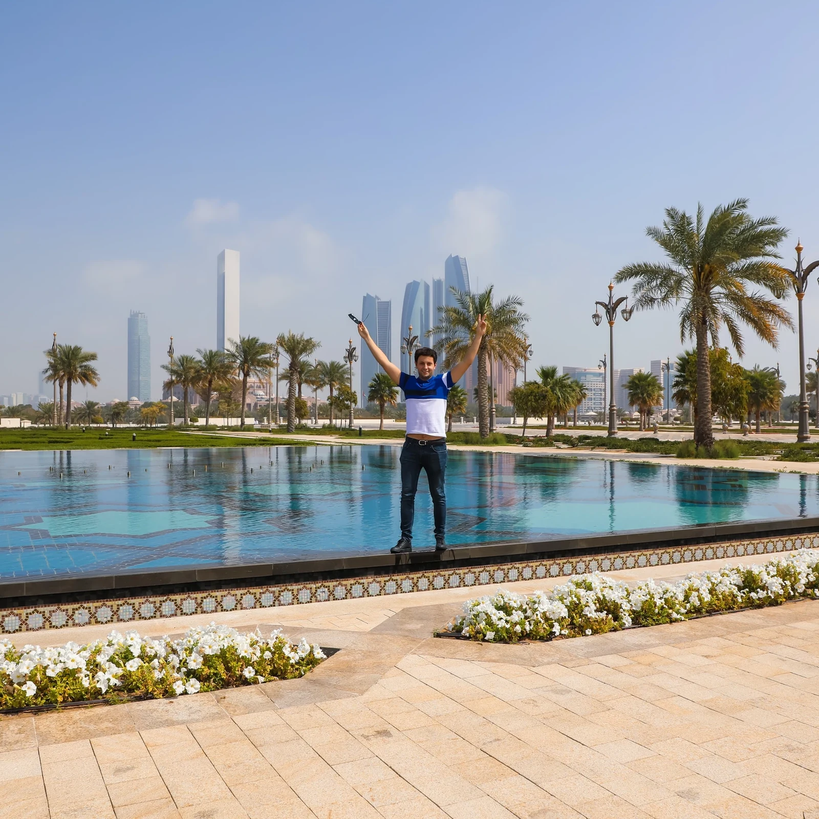 Abu Dhabi in one day from Dubai: Grand Mosque, palace and Etihad Towers views