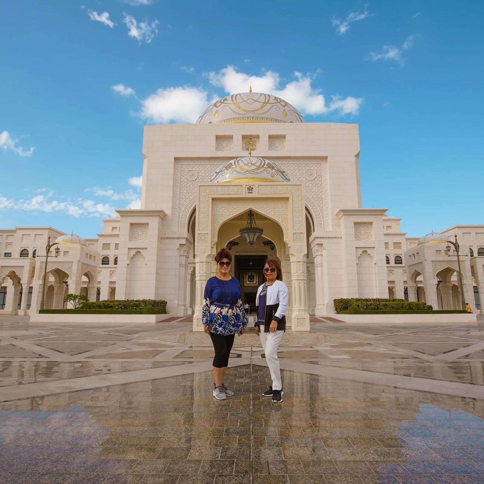Abu Dhabi in one day from Dubai: Grand Mosque, palace and Etihad Towers views
