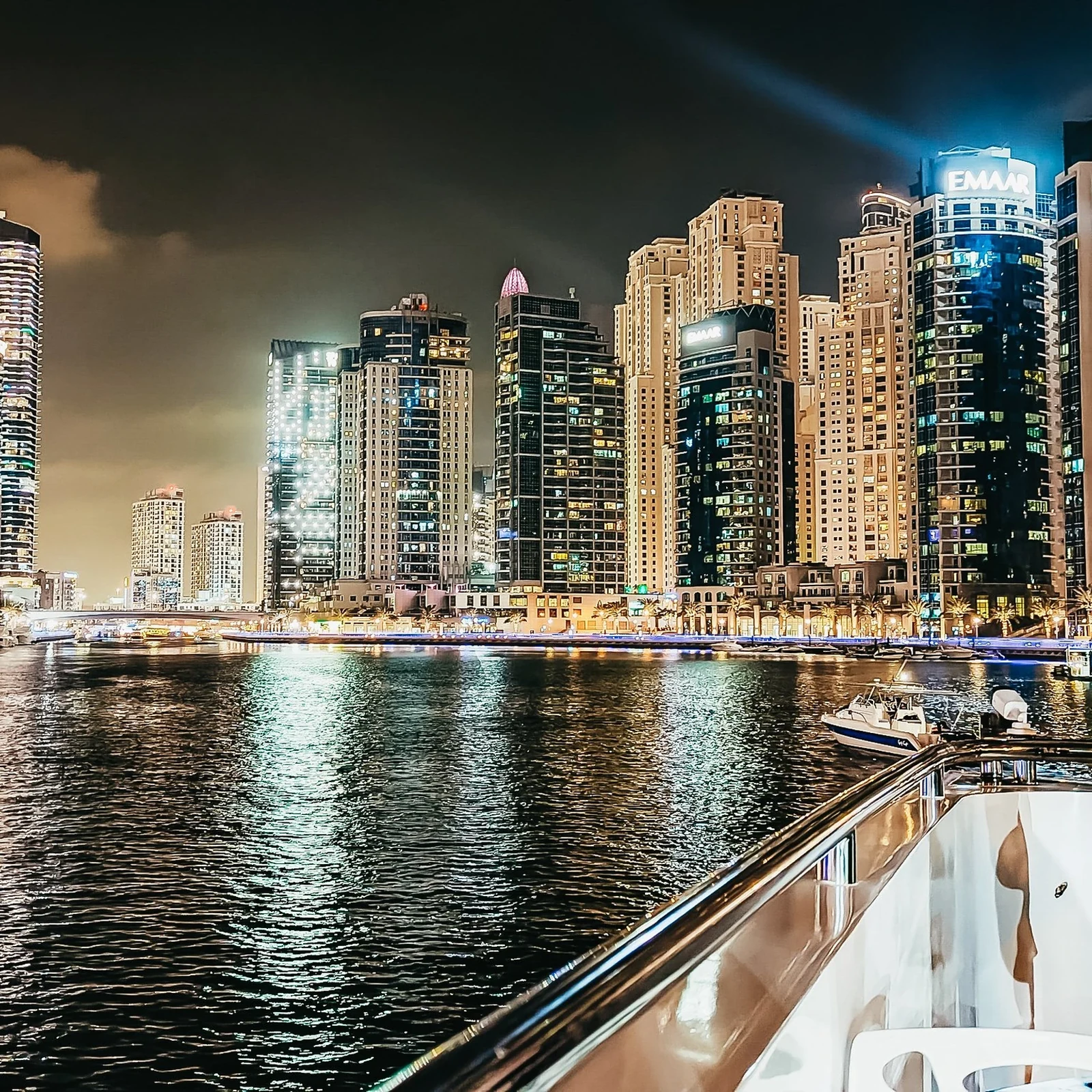Croisière-dîner en méga-yacht à Dubaï avec buffet et spectacles